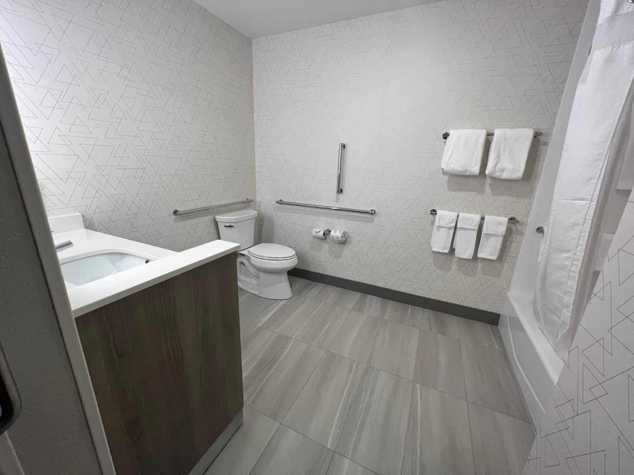 Standard Queen Room with Two Queen Beds and Mobility Accessible Tub - Photo 2