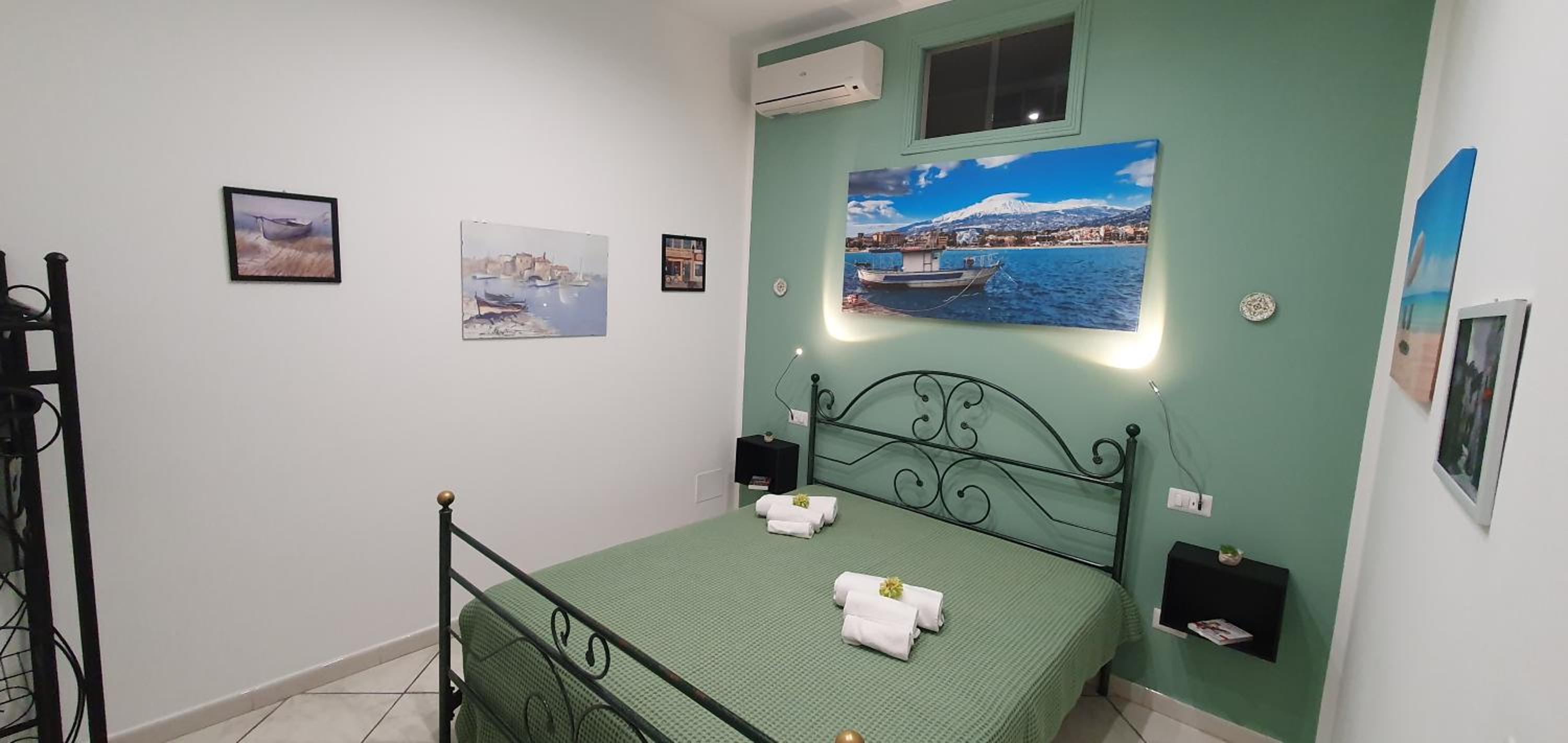 Deluxe Double Room with Side Sea View