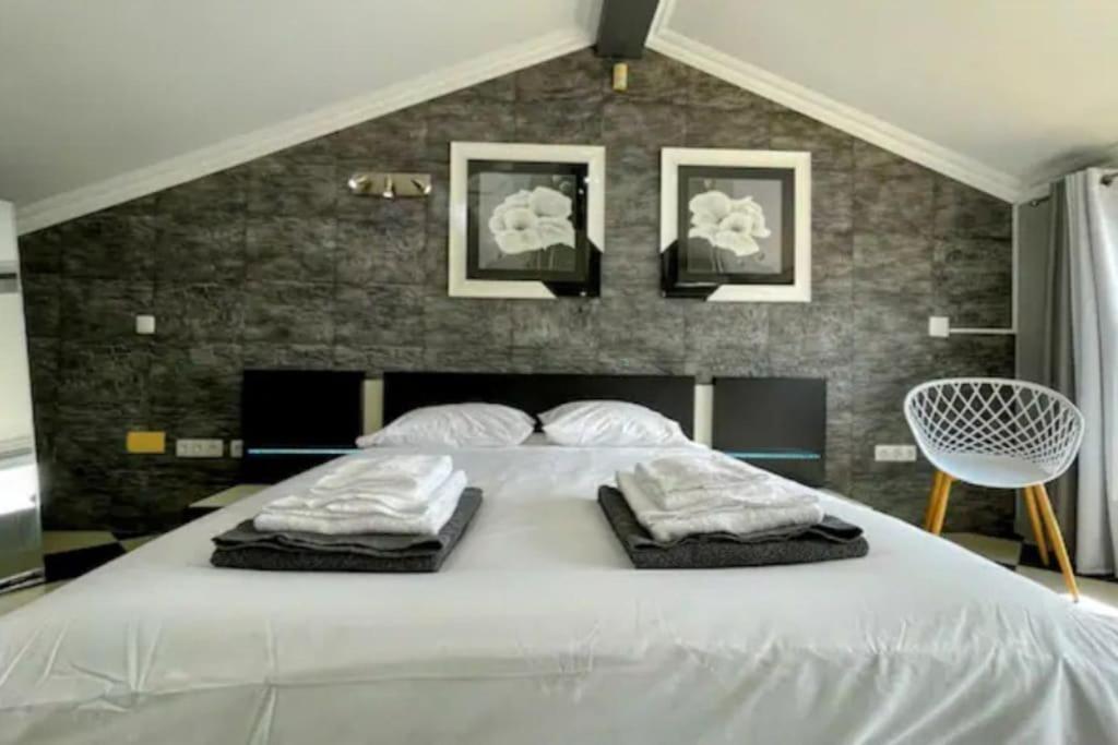 Five-Bedroom House photo 2