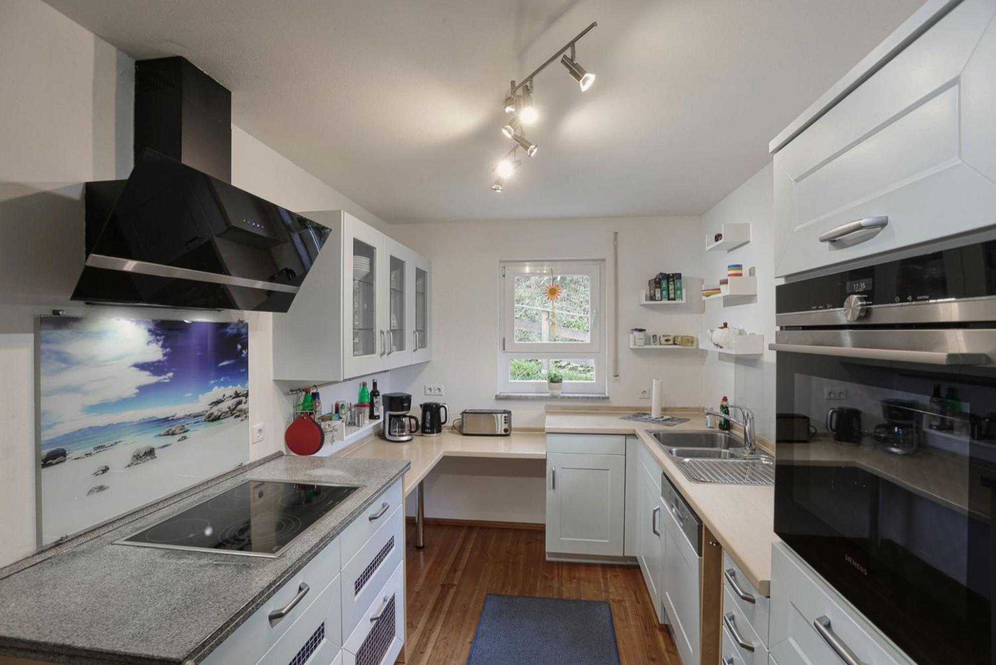 Six-Bedroom House photo 2