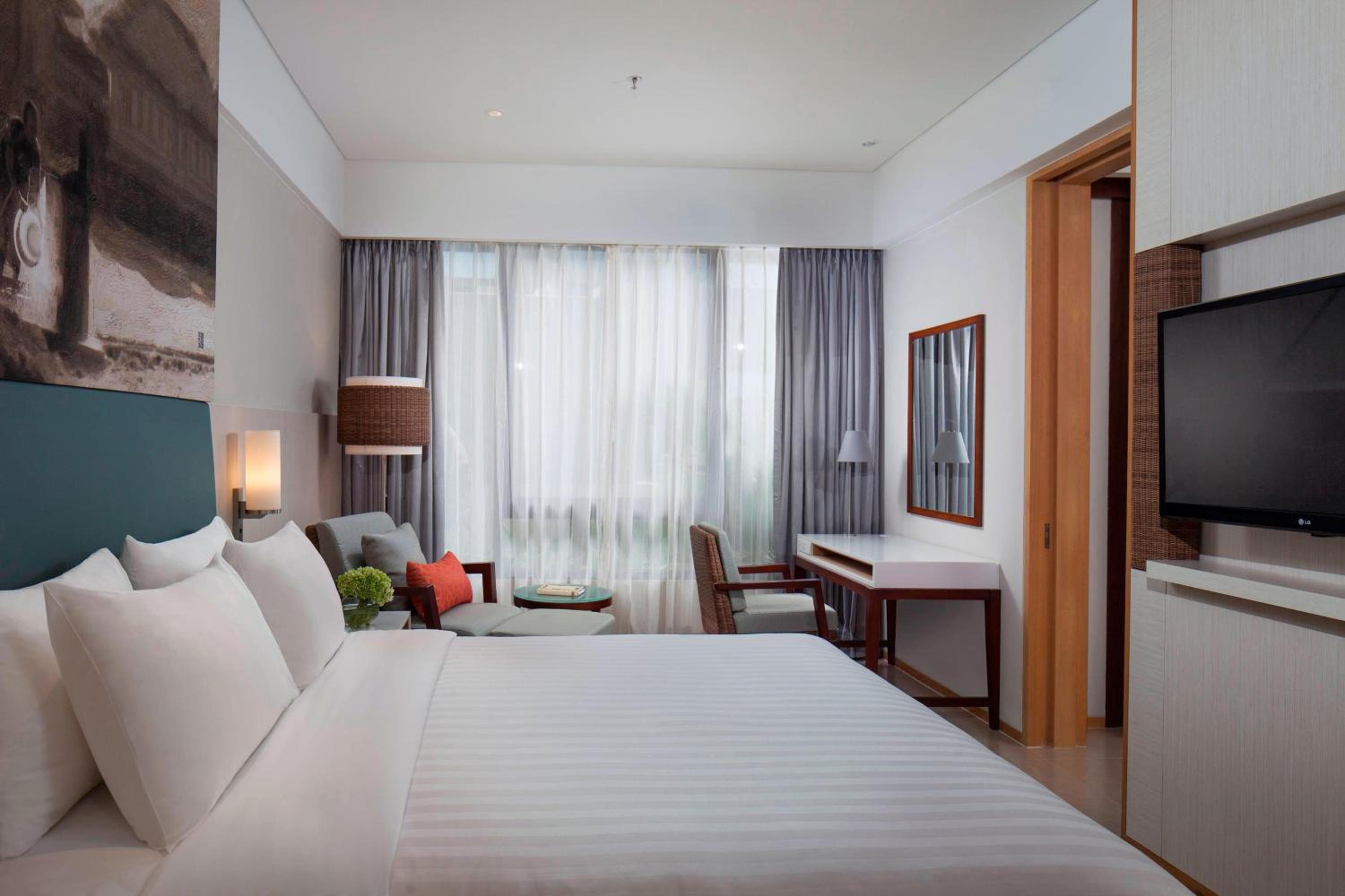 One-Bedroom Suite with Pool View photo 2