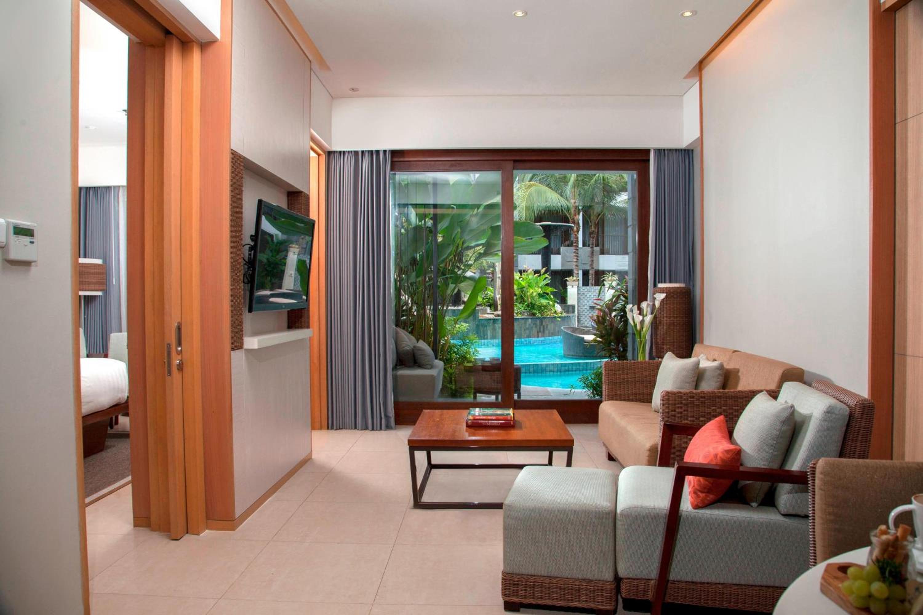 One-Bedroom Suite with Terrace - Poolside
