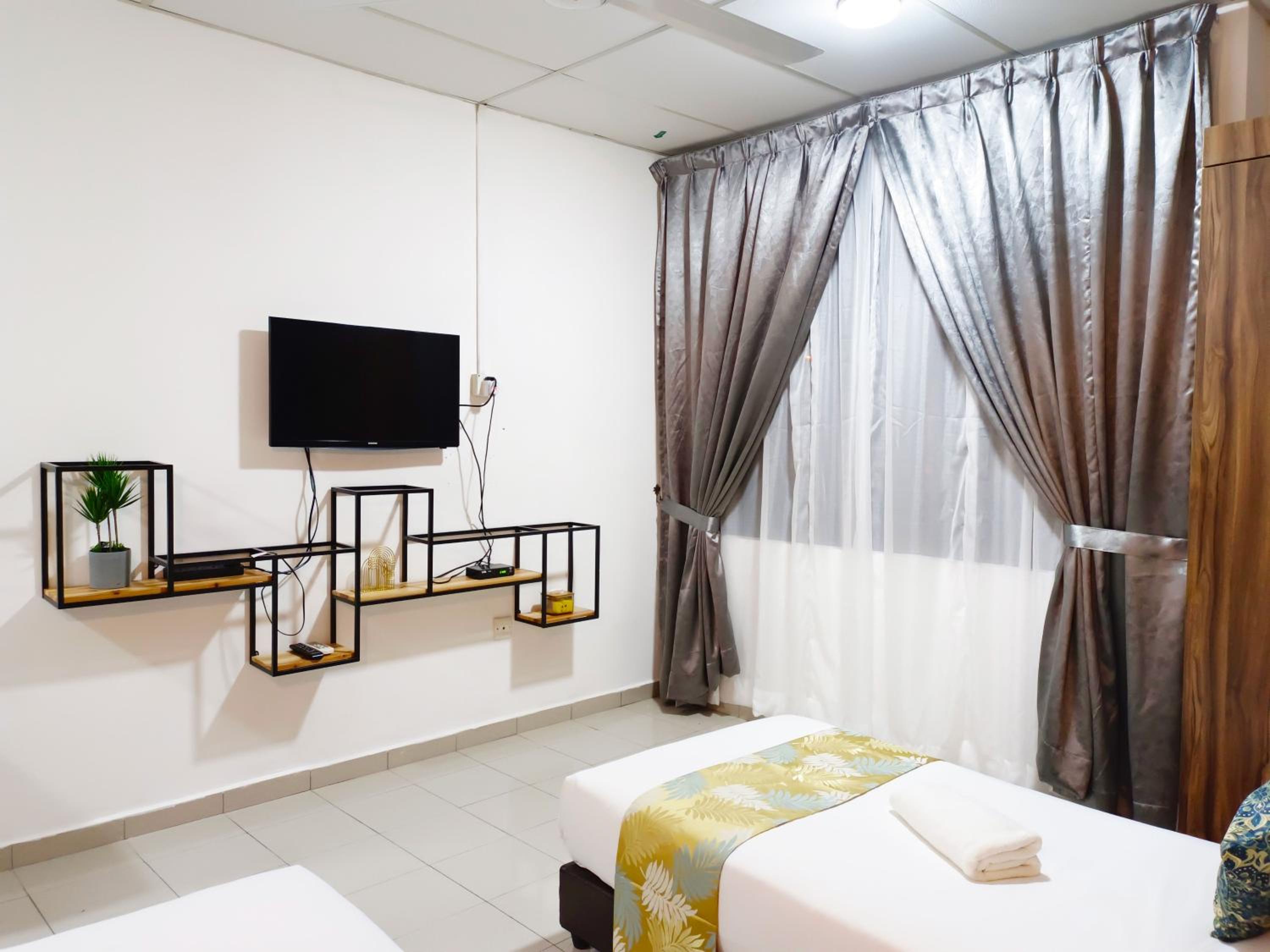 Twin Room with City View - Photo 7