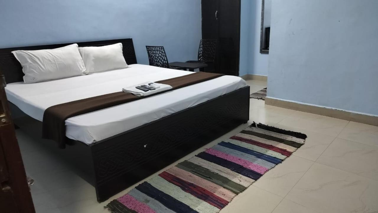 Eight-Bedroom House photo 1