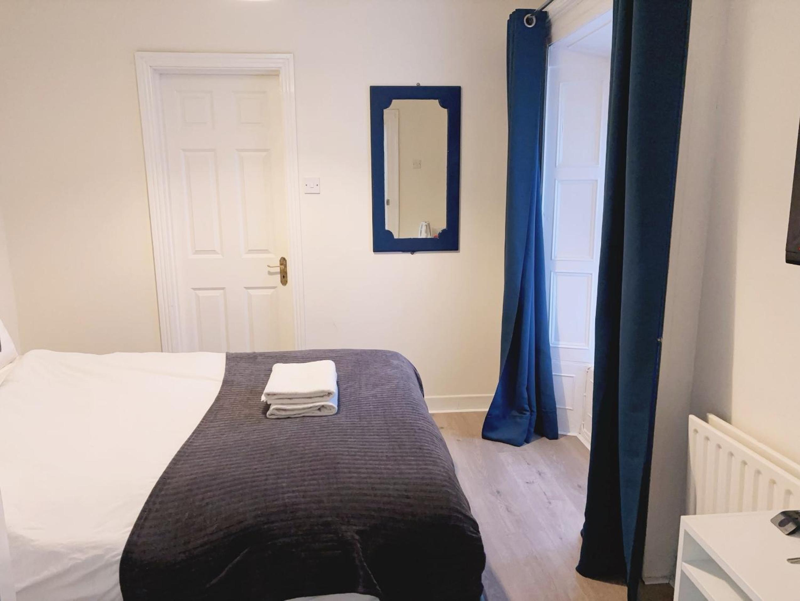Double Room with Private Bathroom - Photo 2