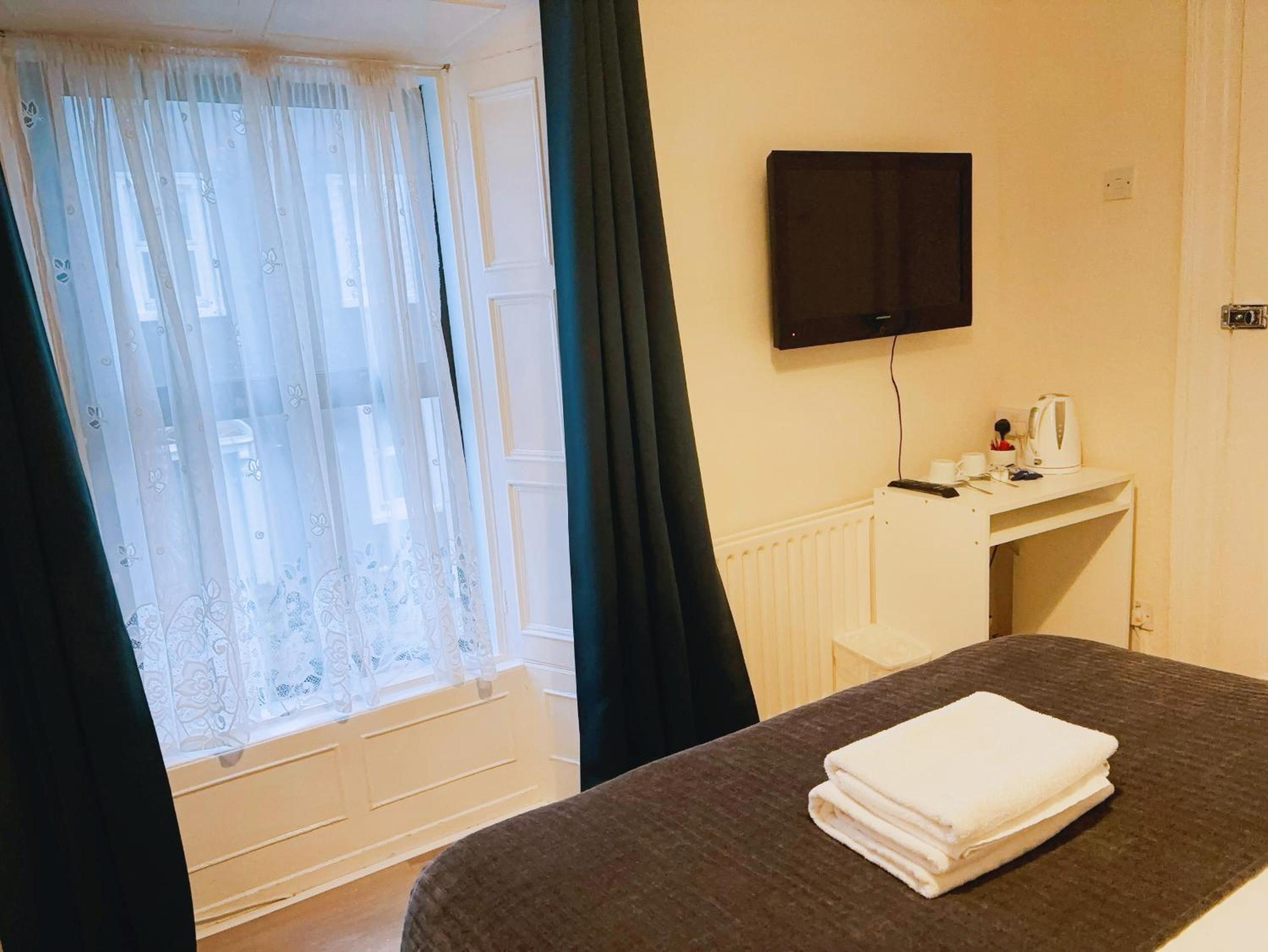 Double Room with Private Bathroom - Photo 4