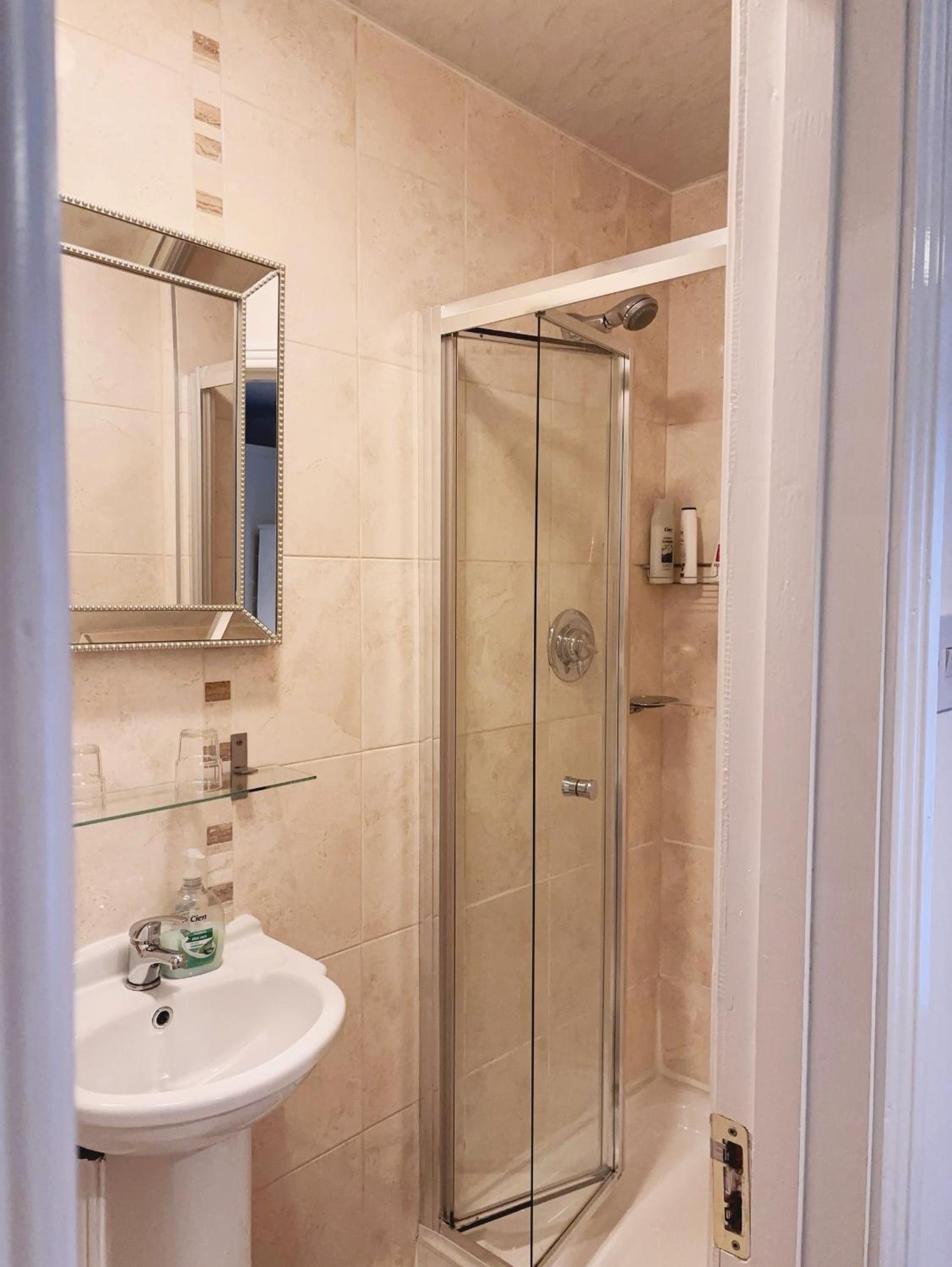 Double Room with Private Bathroom - Photo 3