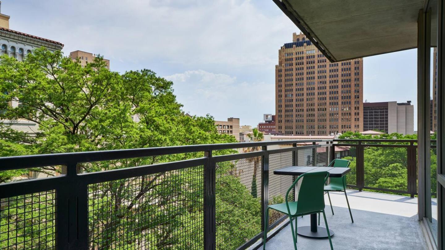 King Suite with Balcony and River View - Photo 5
