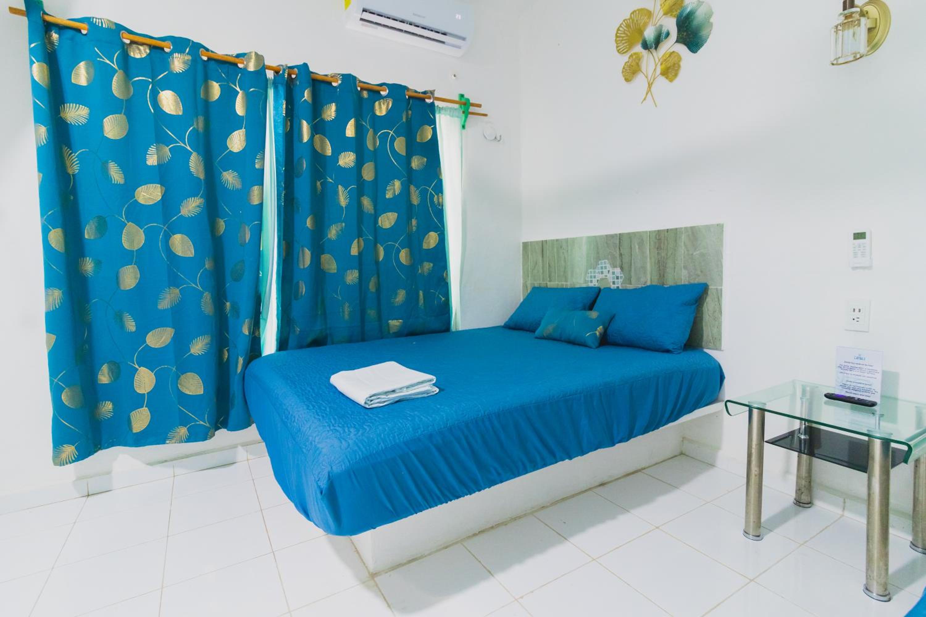 Standard Queen Room with Two Queen Beds - Photo 4