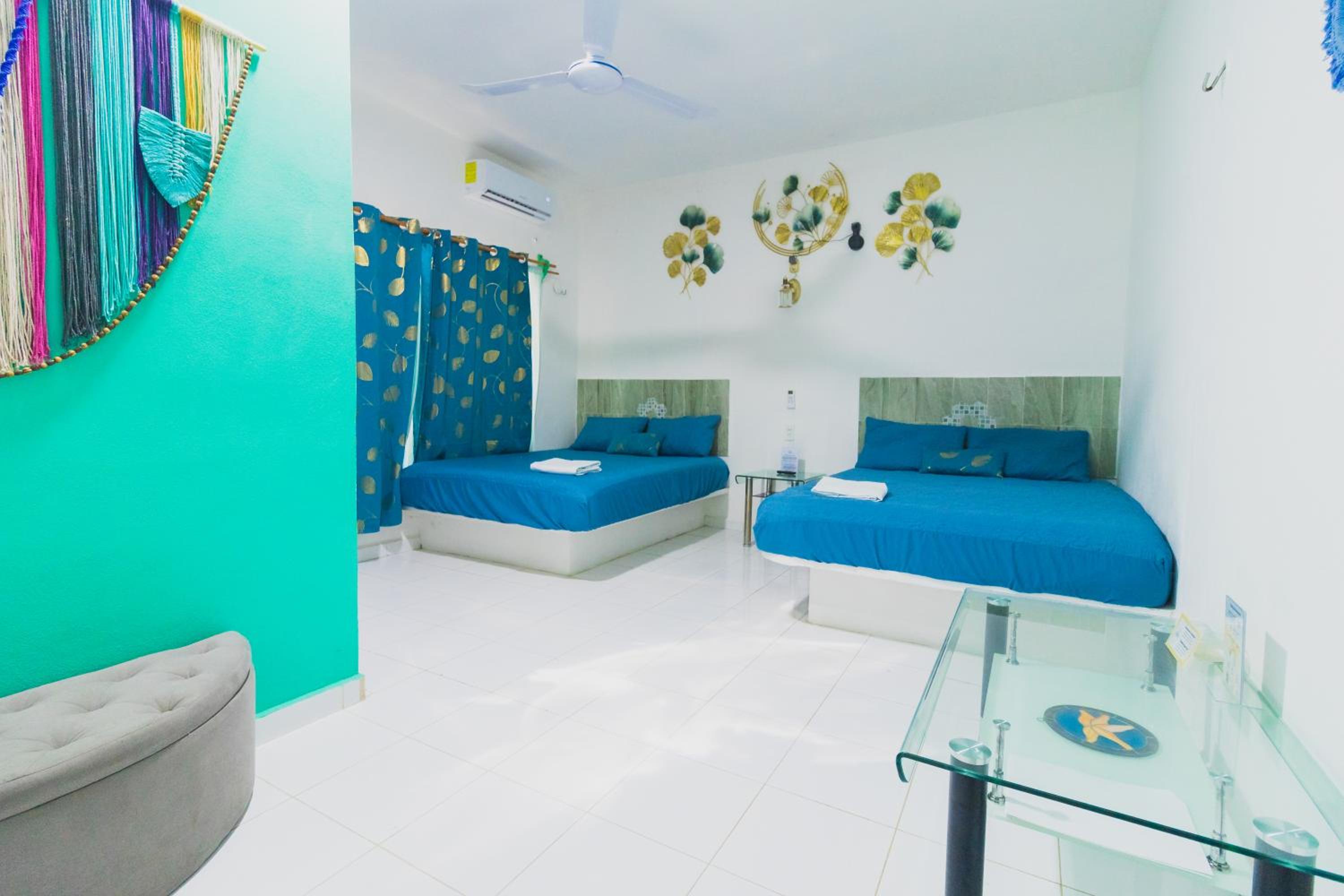 Standard Queen Room with Two Queen Beds - Photo 6