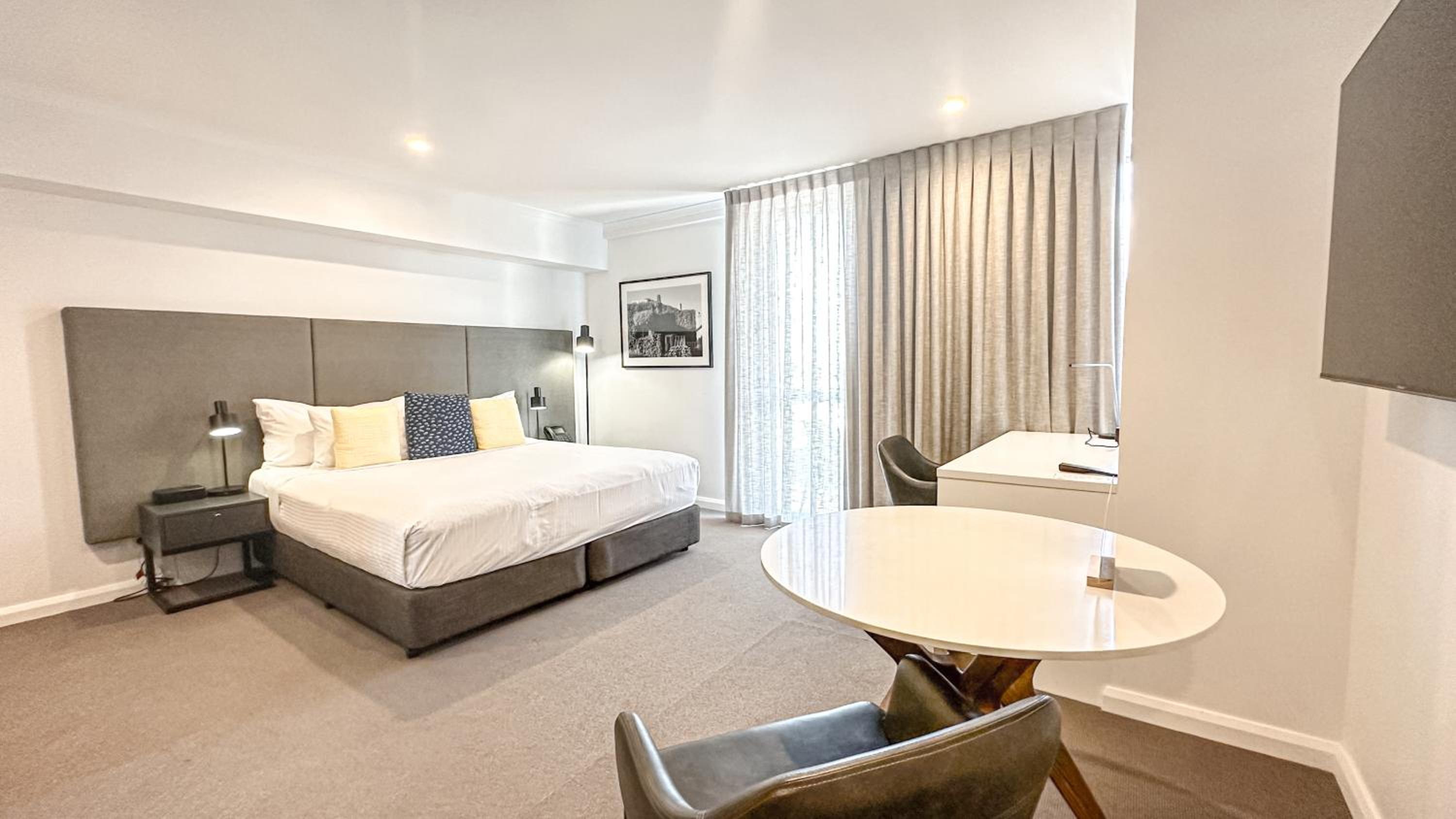 Executive Hotel Room - Photo 17