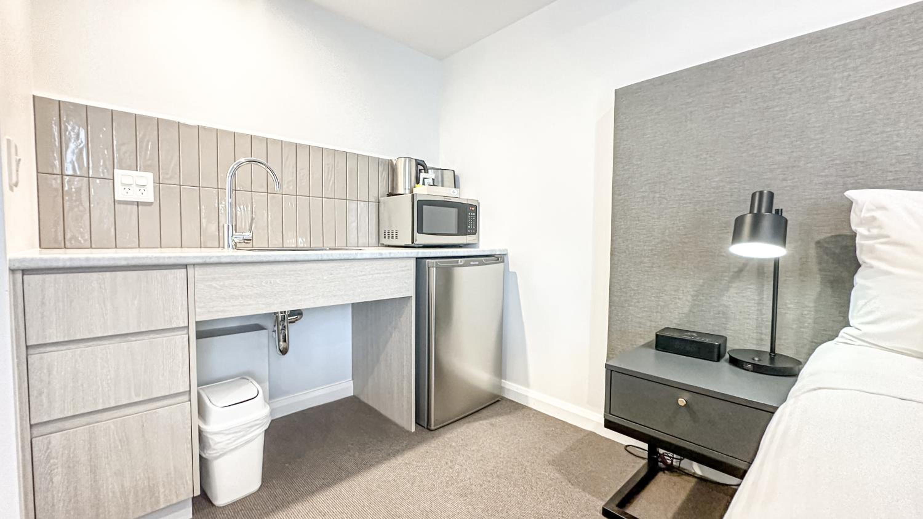 Executive Hotel Room - Photo 7