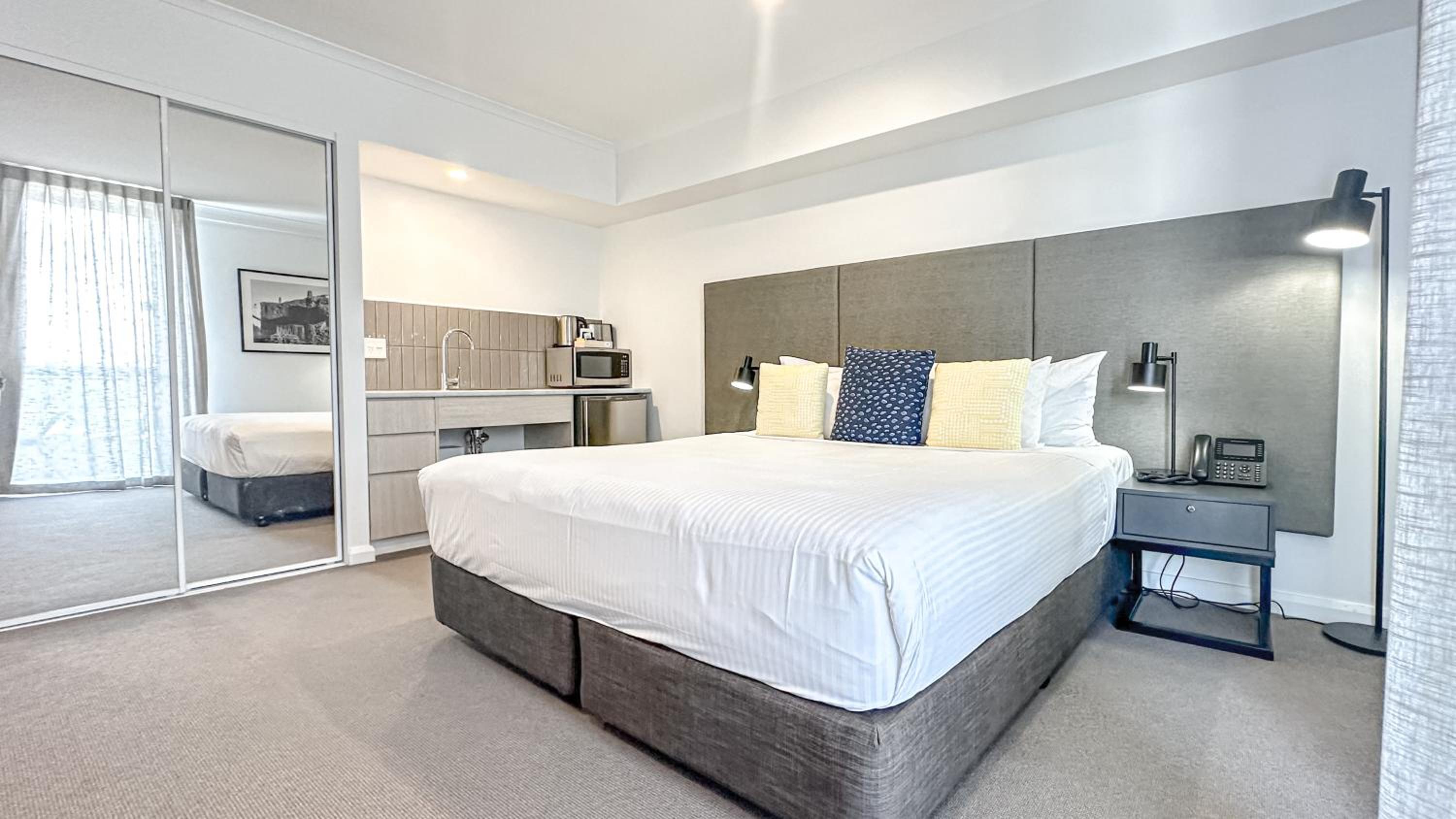Executive Hotel Room - Photo 3