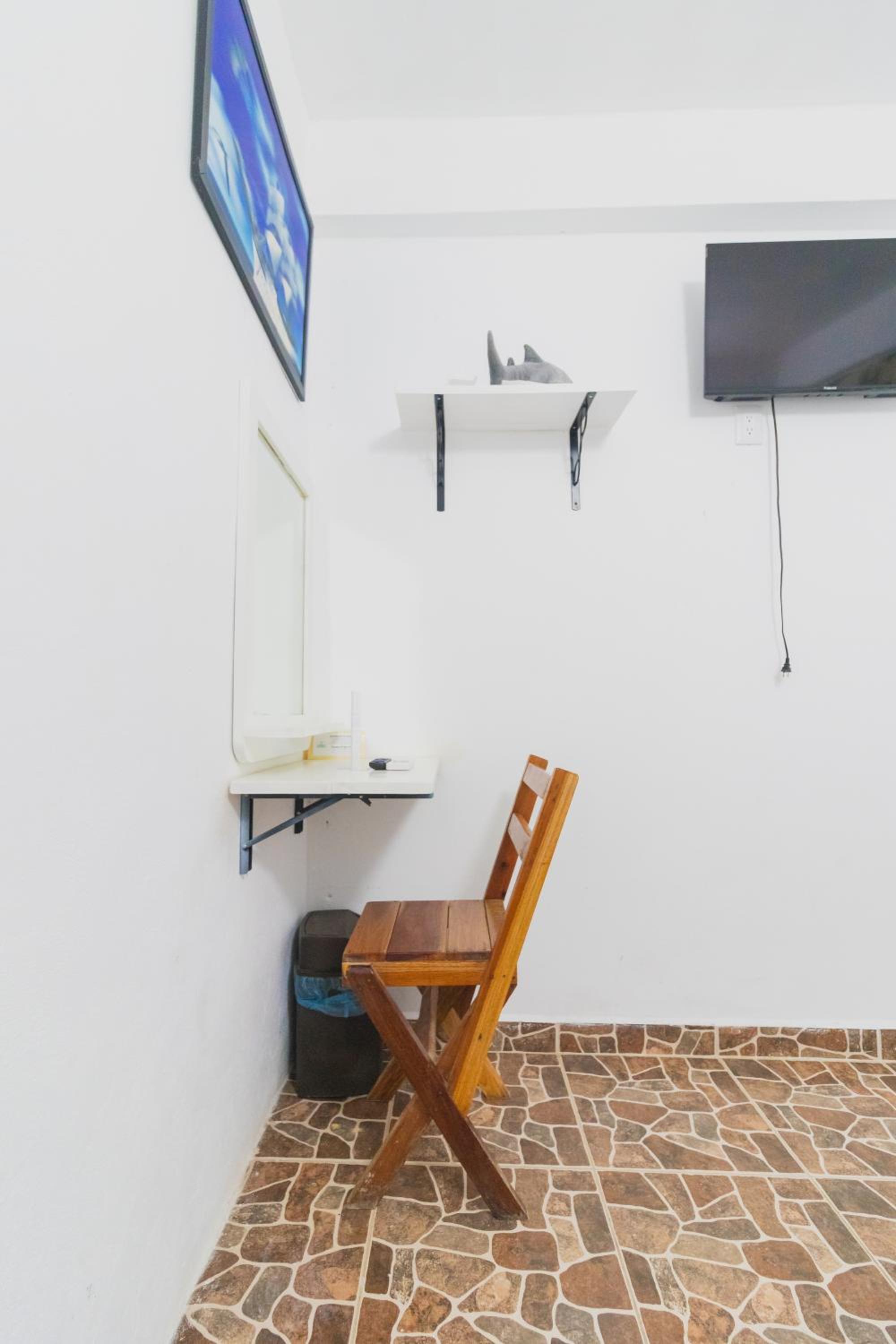 Double Room with Private Bathroom - Photo 3
