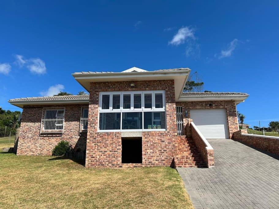 Three-Bedroom House photo 2