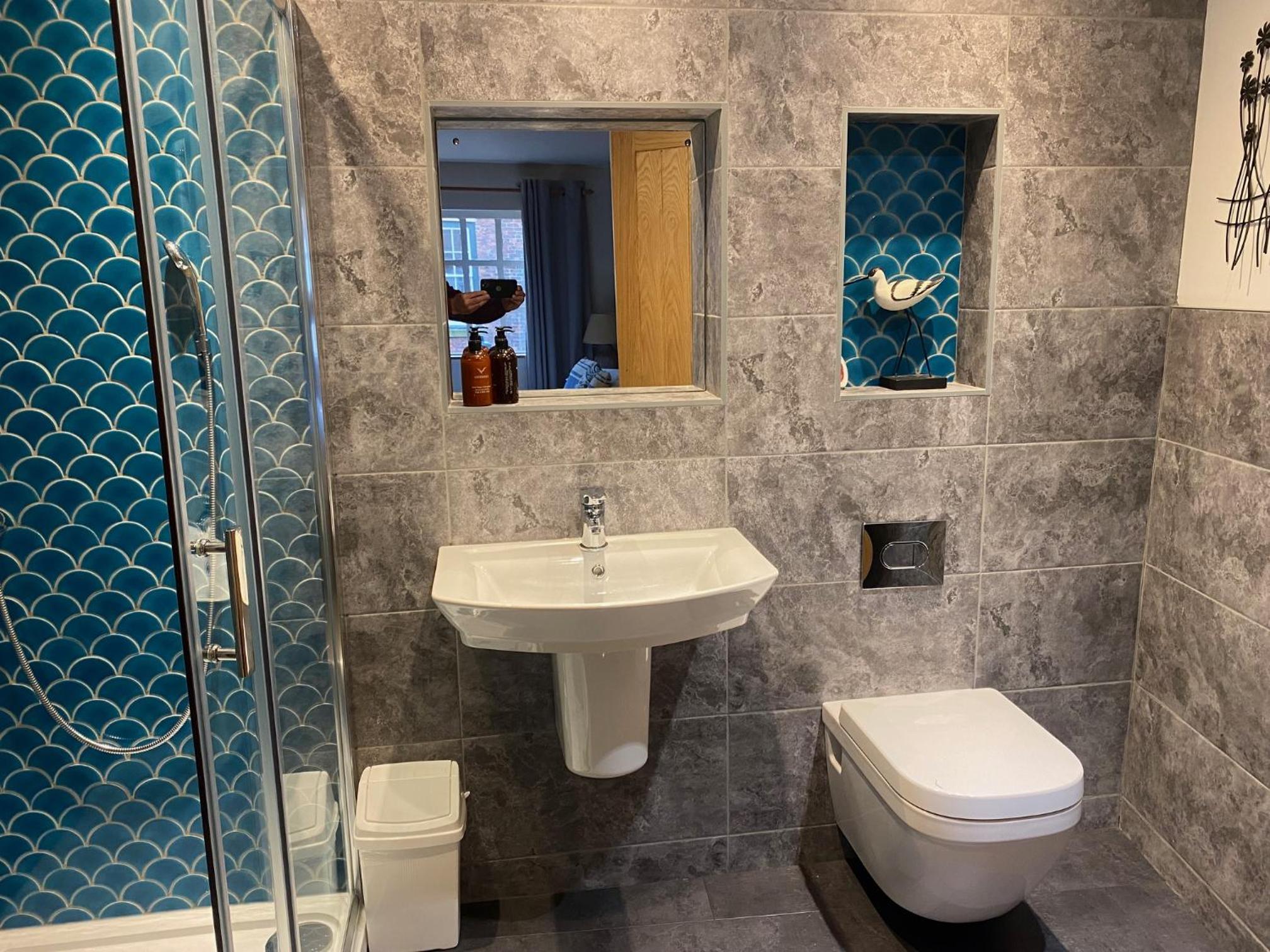 Deluxe King Room - Photo 10