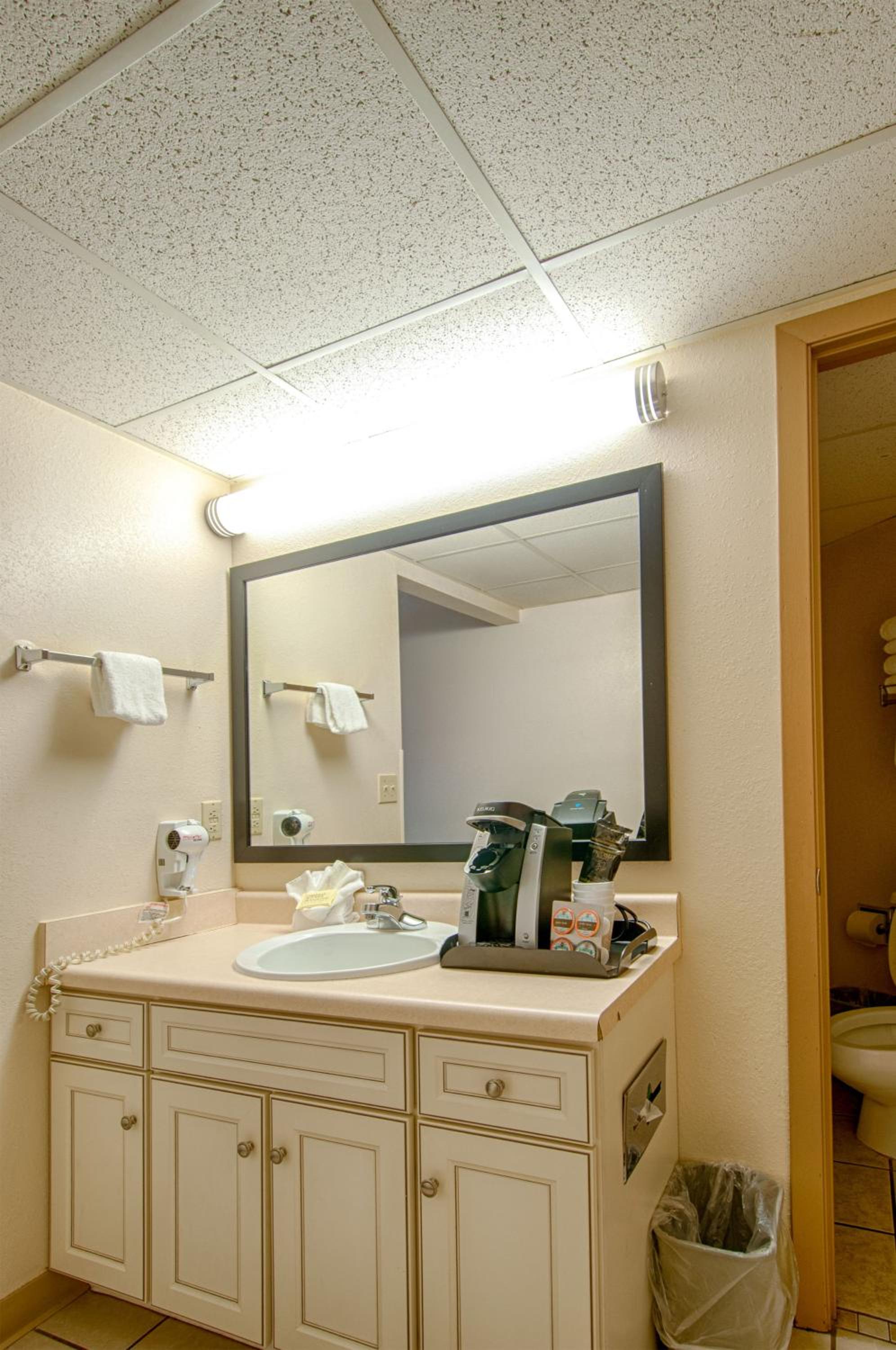 Efficiency Quadruple Room with Two Queen Beds - Non Smoking photo 3