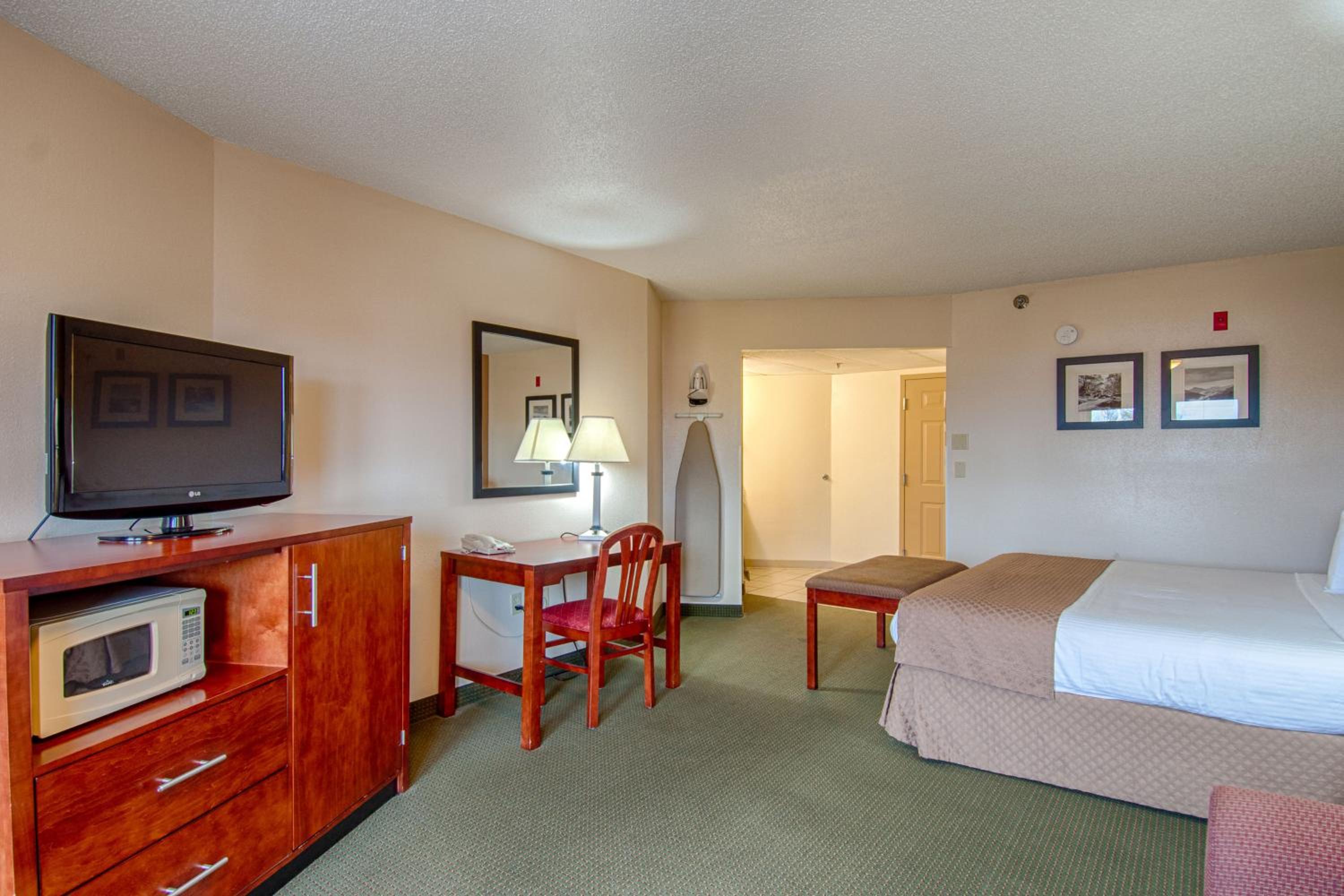 King Room with Desk - Non Smoking photo 3