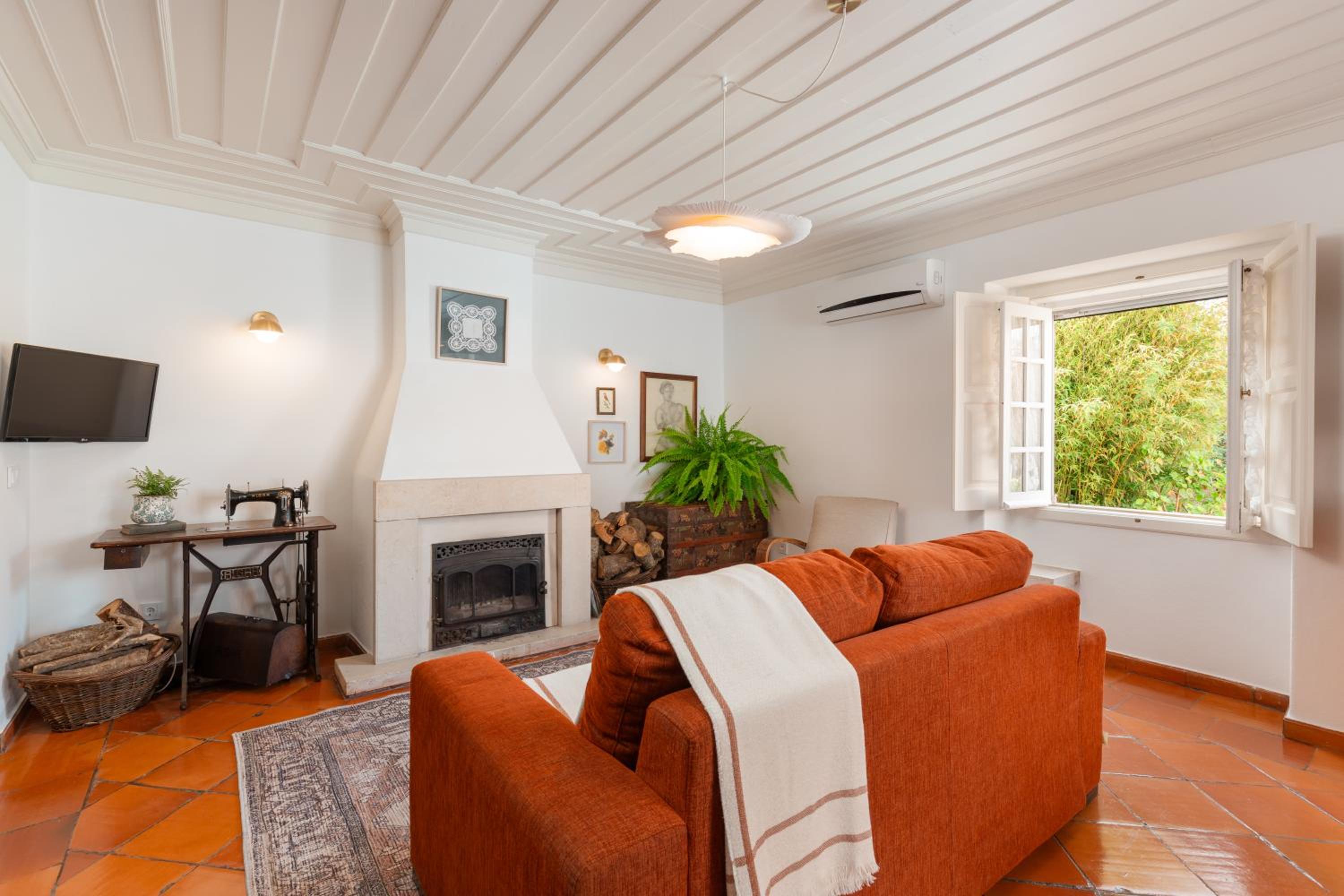 One-Bedroom Apartment - Photo 1