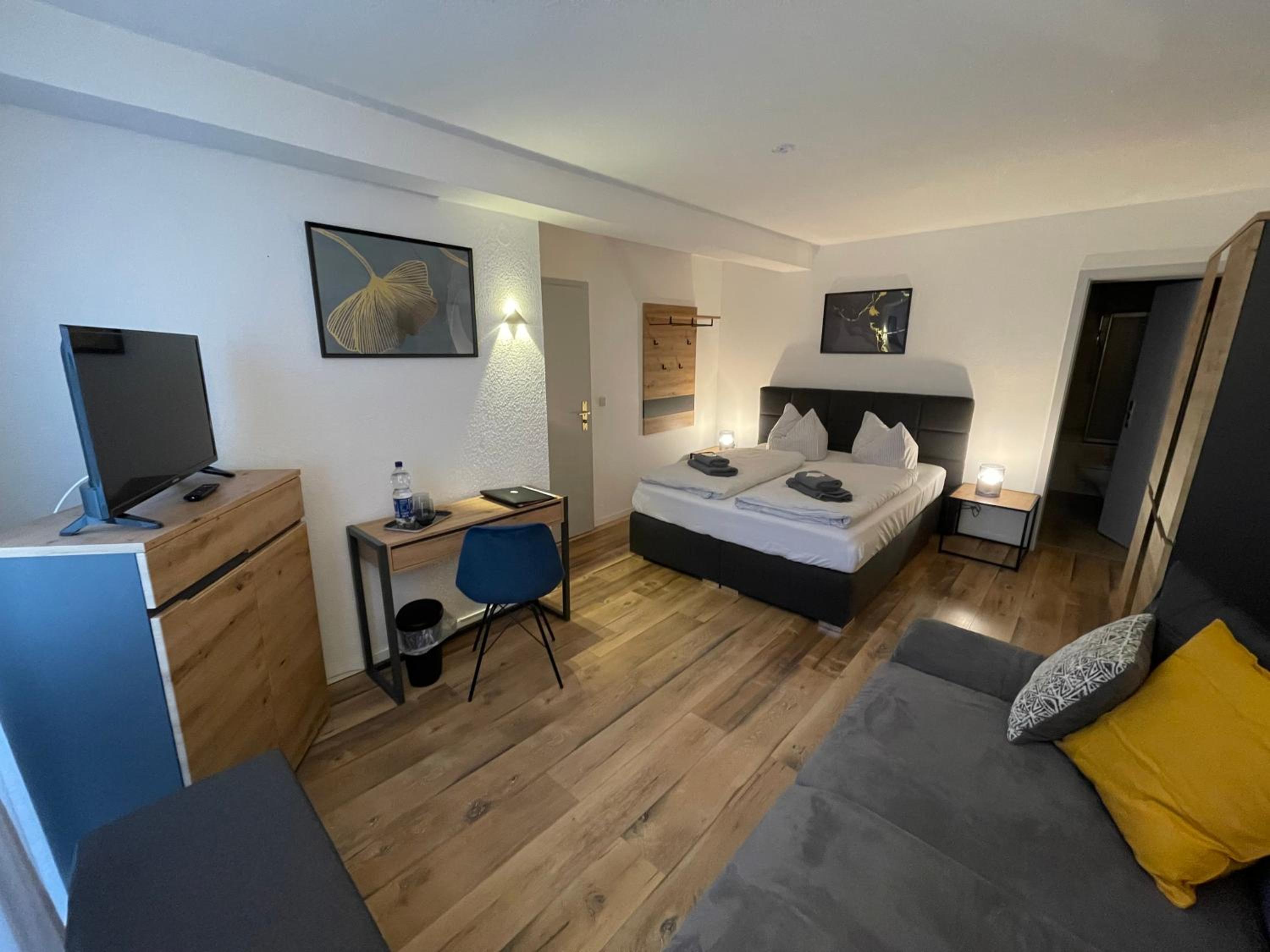 Double Room with Private Bathroom - Photo 9