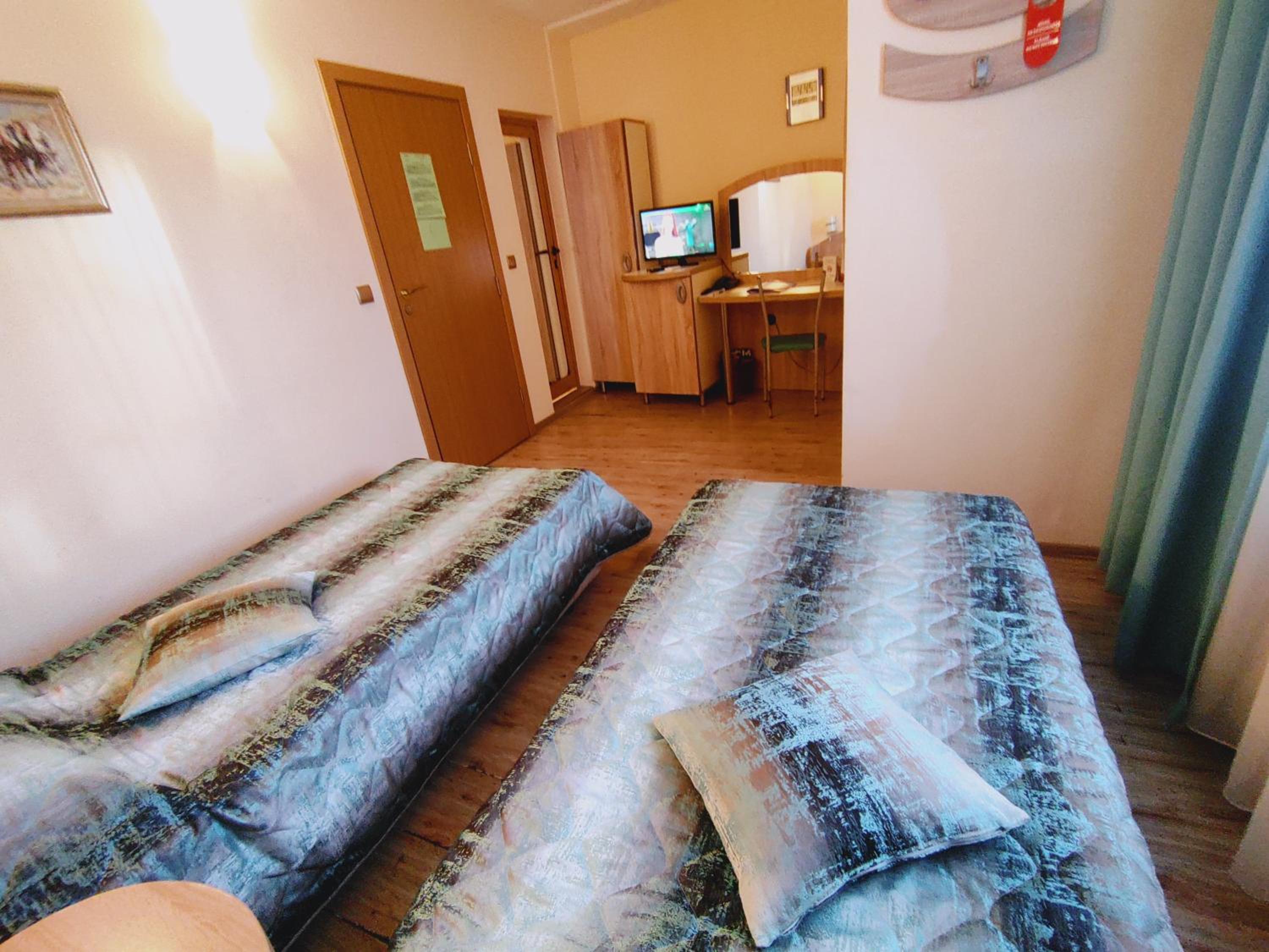 Budget Twin Room - Photo 11
