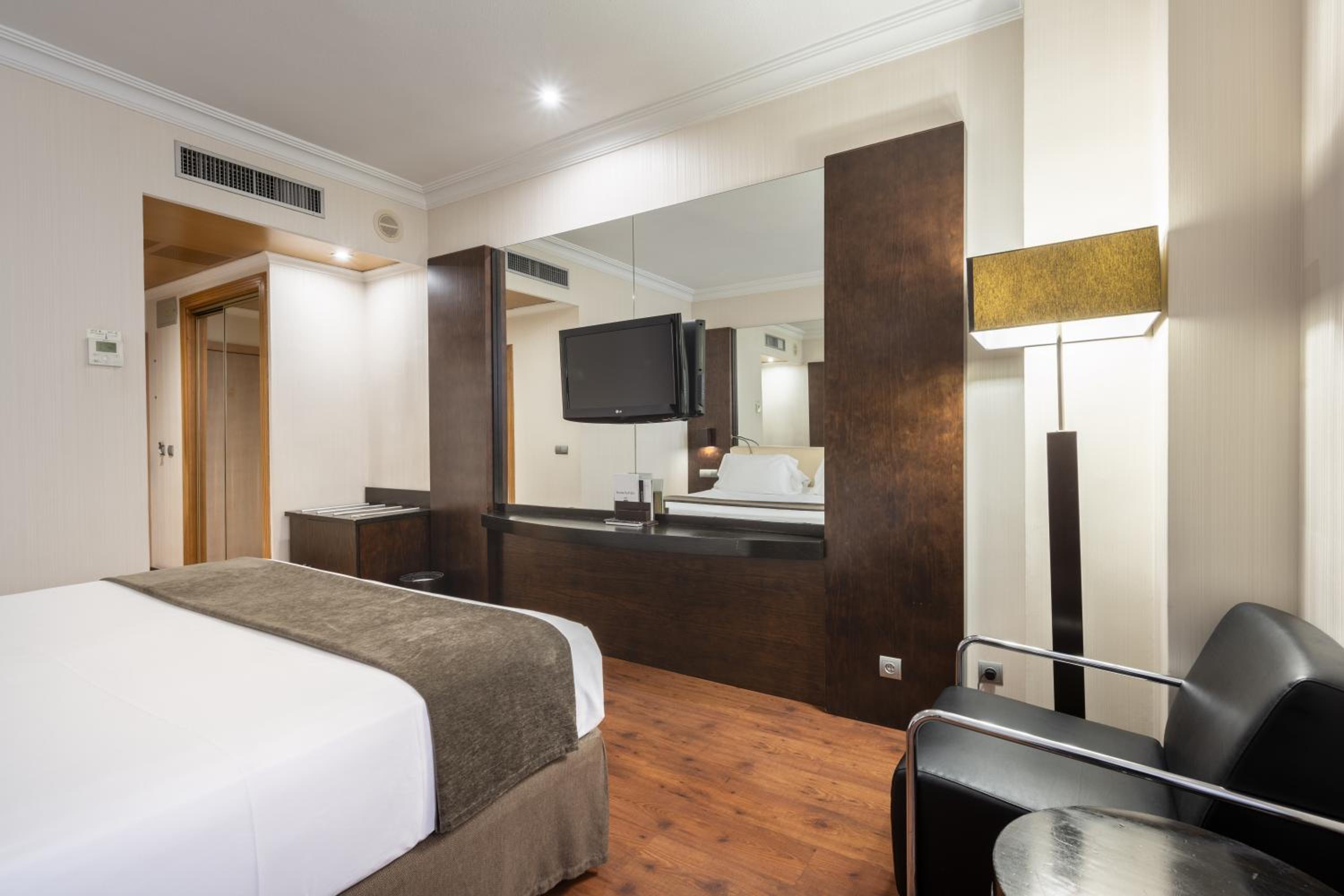 Double or Twin Room - Photo 8