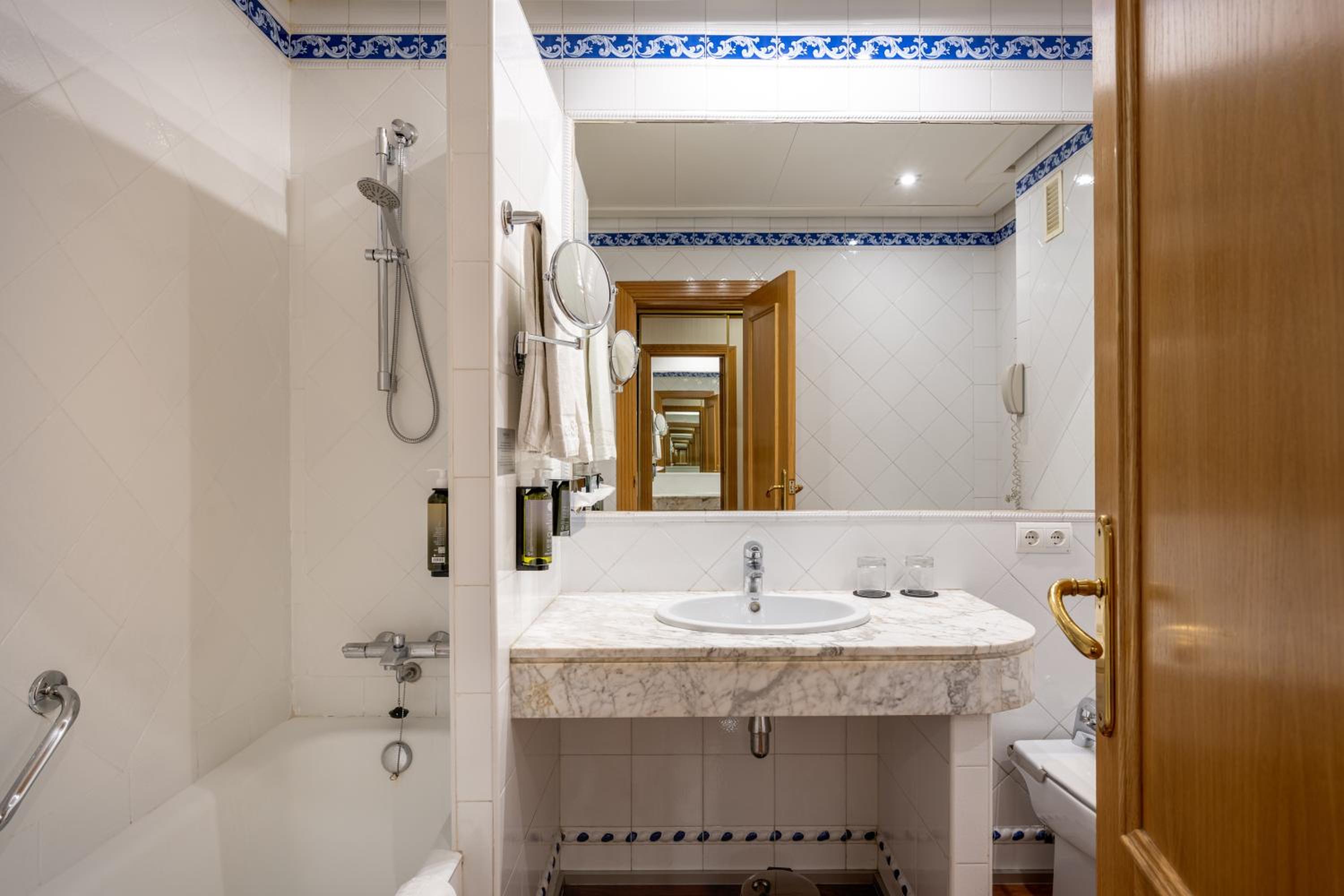Double or Twin Room - Photo 3