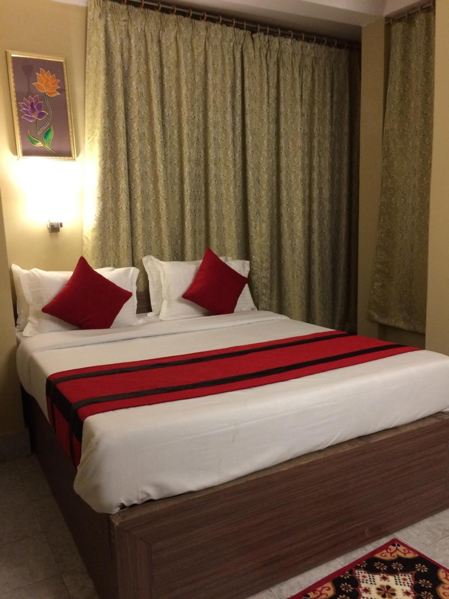 Deluxe Double Room (2 Adults + 1 Child) photo 3
