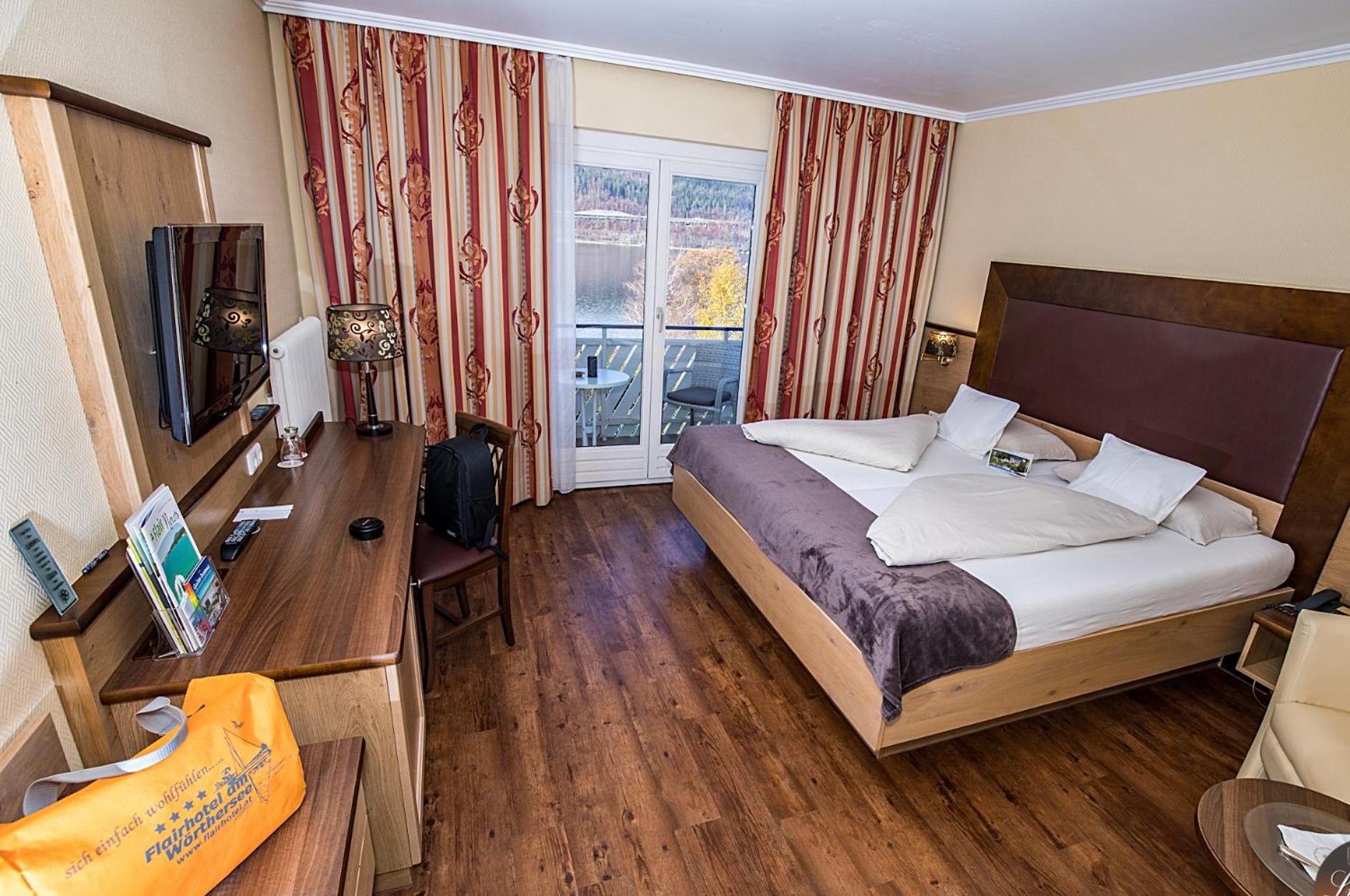 Double Room with Balcony and Lake View - Photo 1