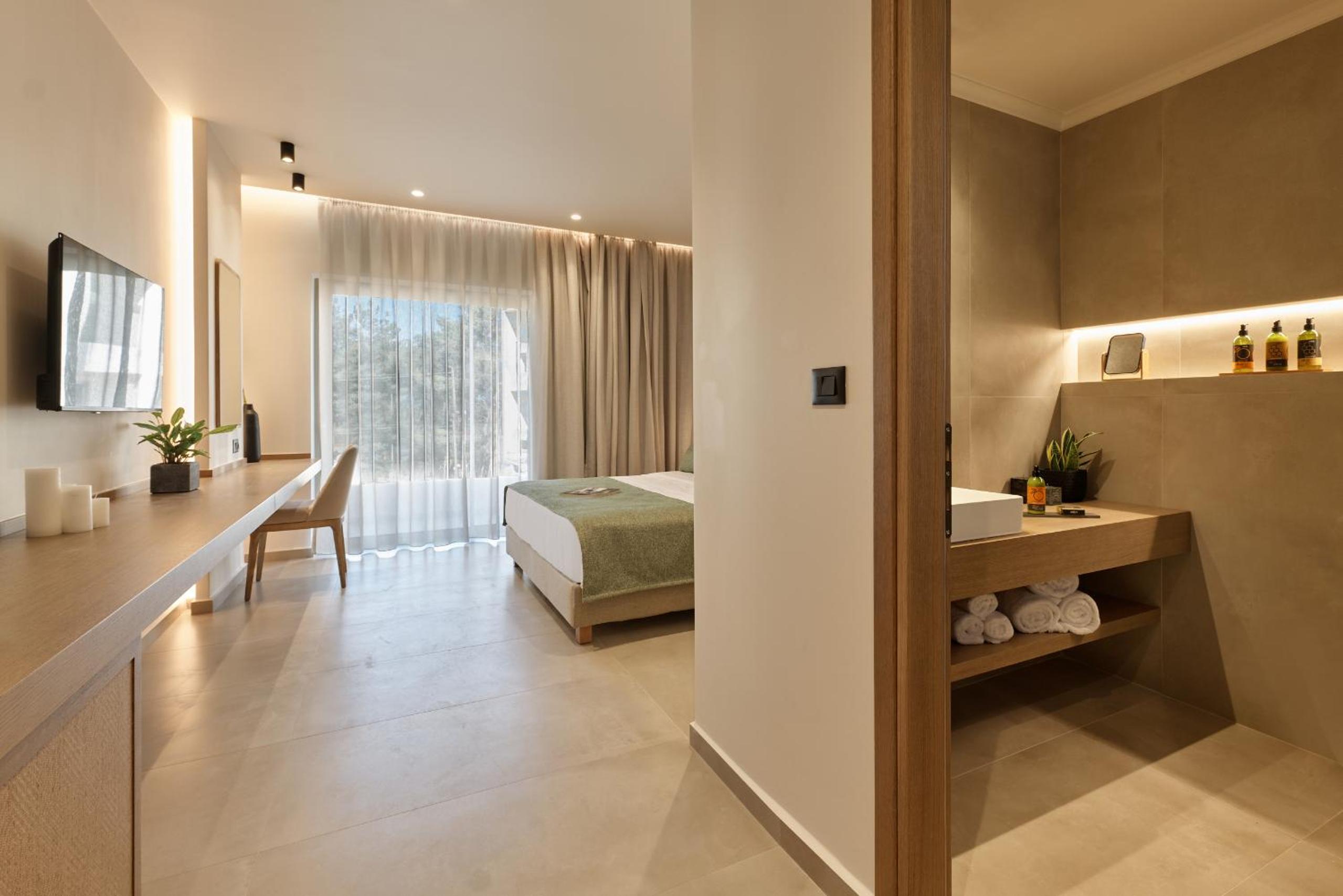 Double Room with Pool View - Photo 2