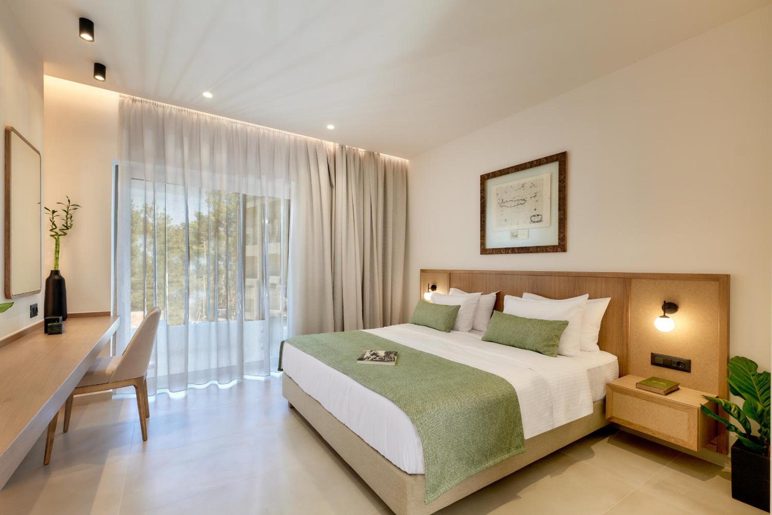 Double Room with Pool View - Photo 8