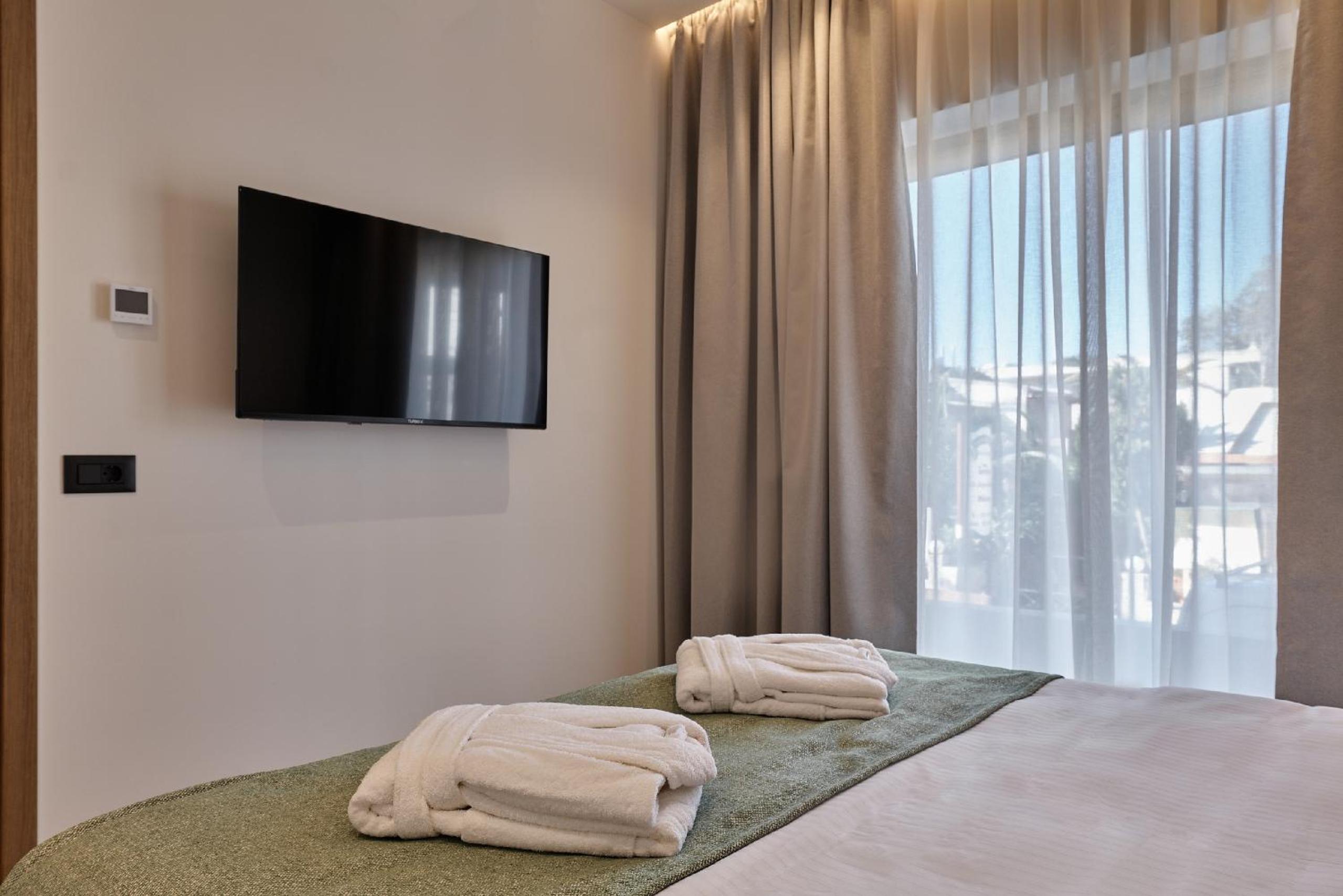 Classic Suite with Pool View - Photo 5