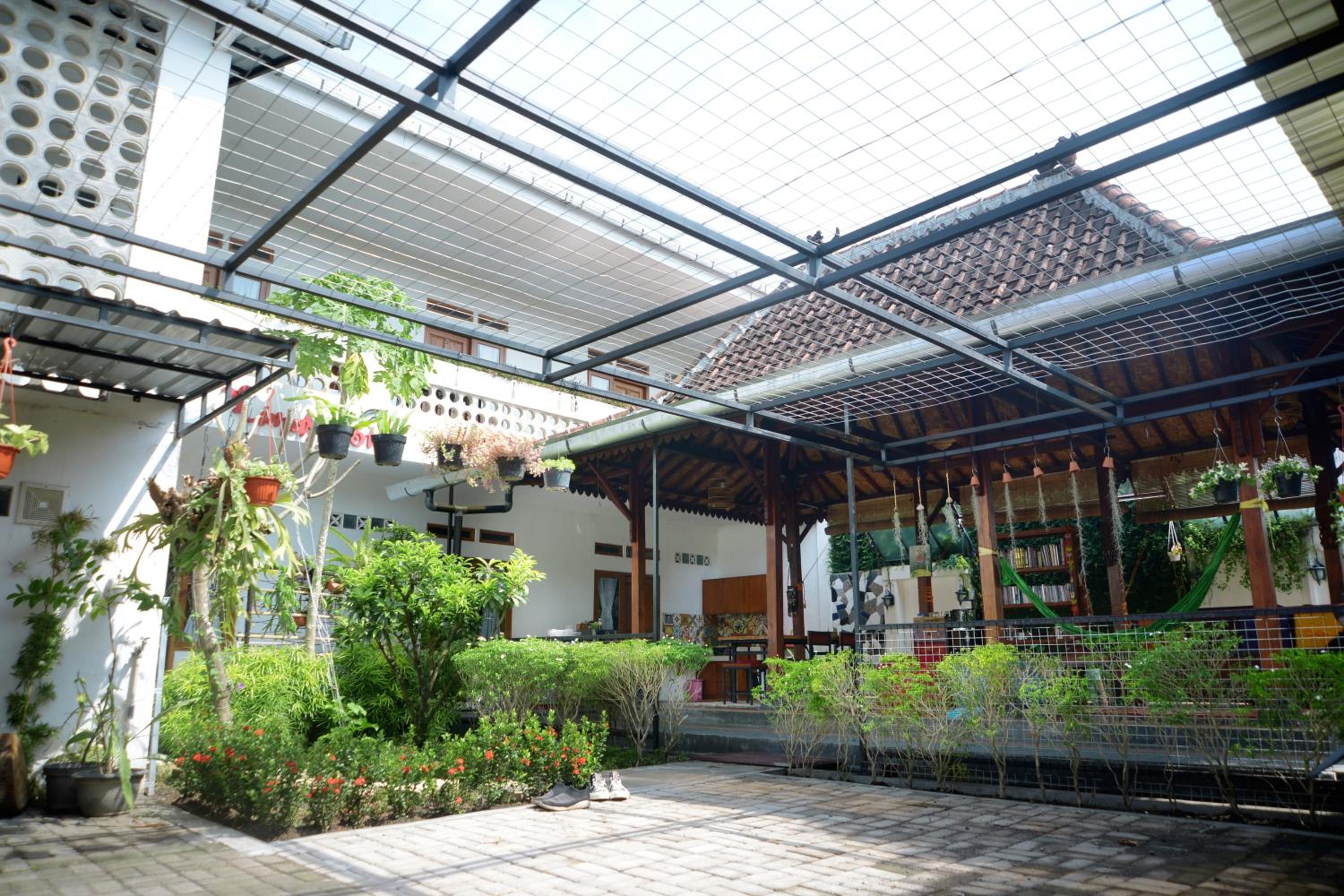 Queen Room with Garden View - Photo 10
