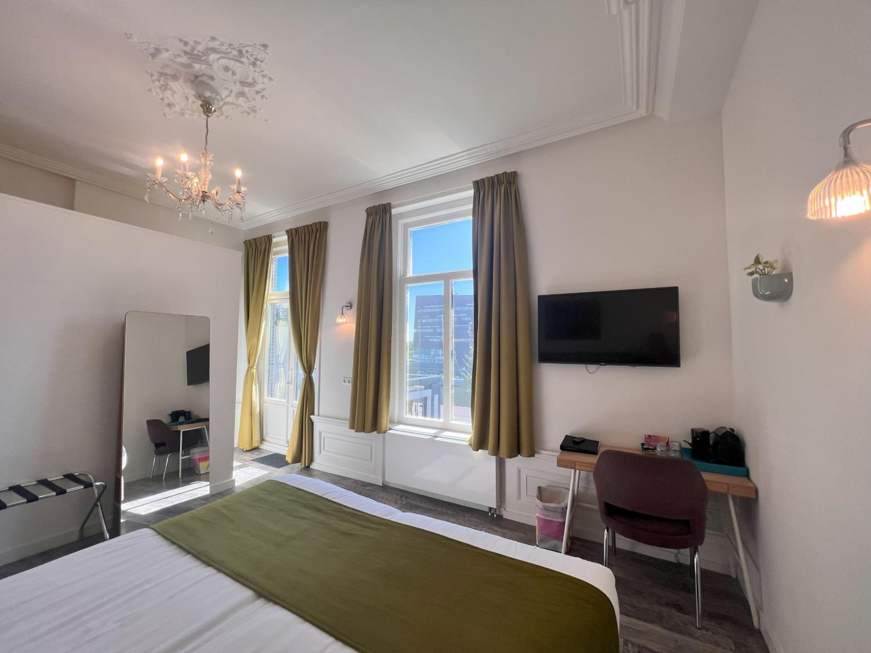 Deluxe Double Room with Balcony photo 2