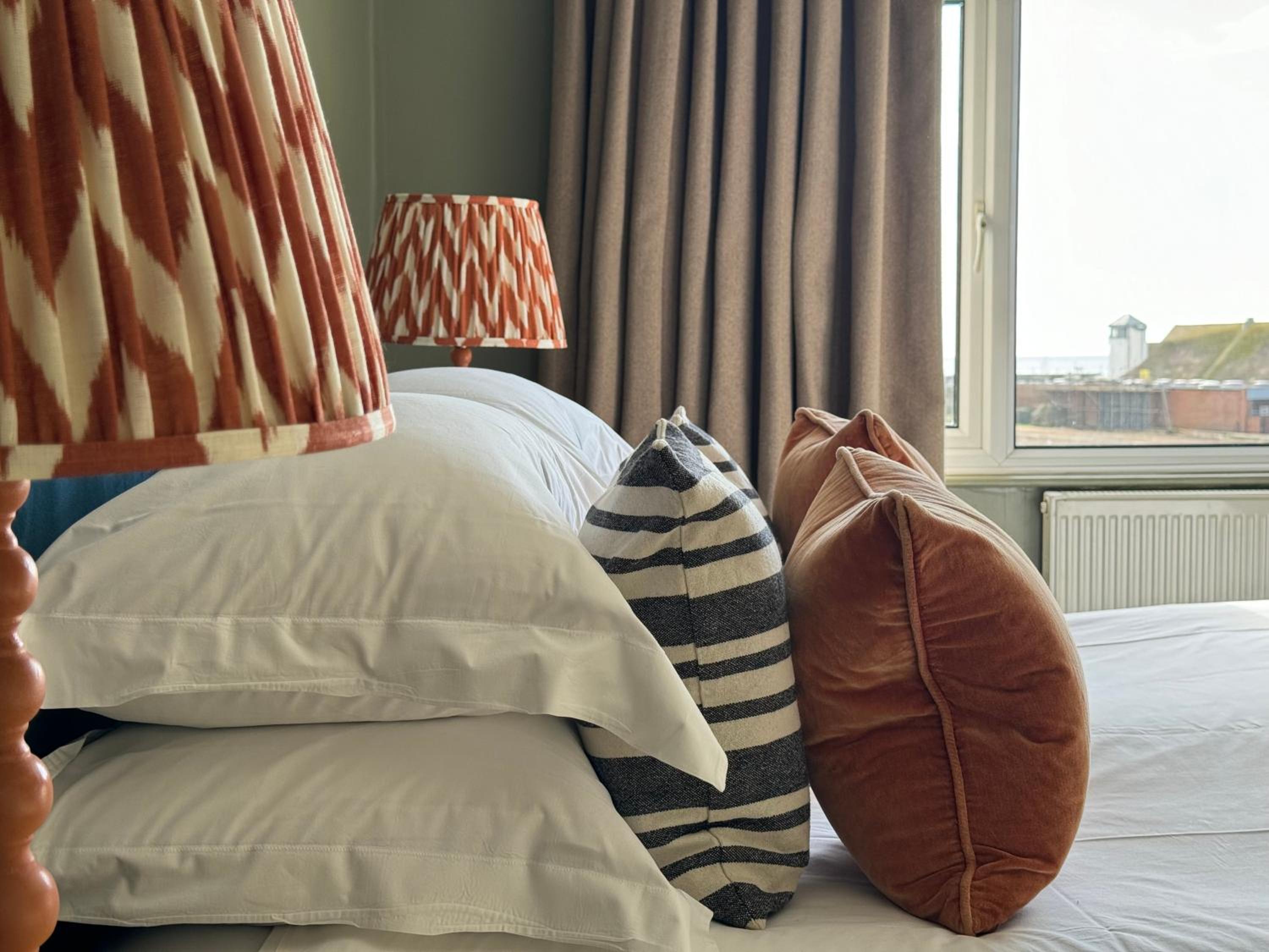 Deluxe King Room with Sea View - Photo 10