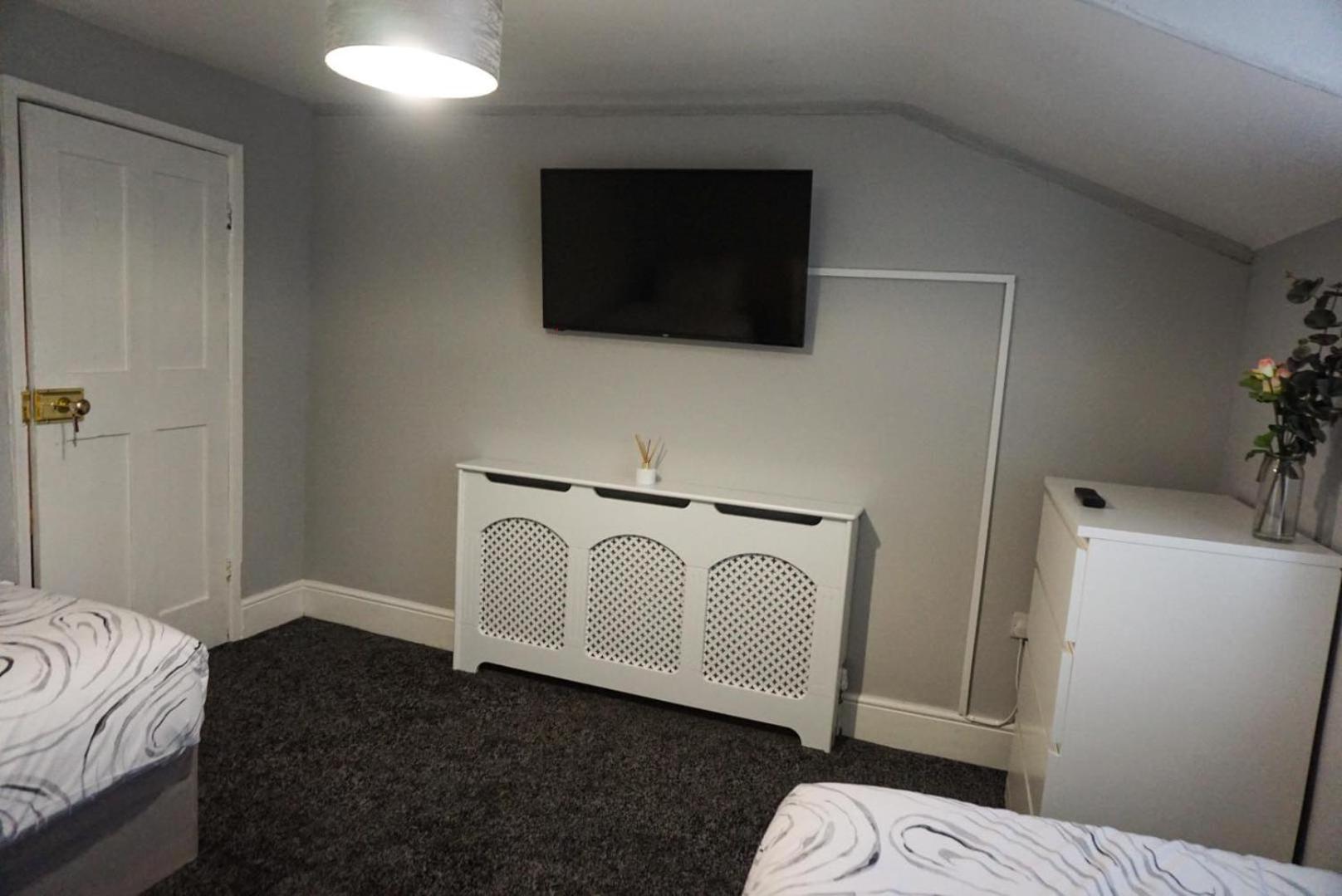 Twin Room with Shared Bathroom photo 3