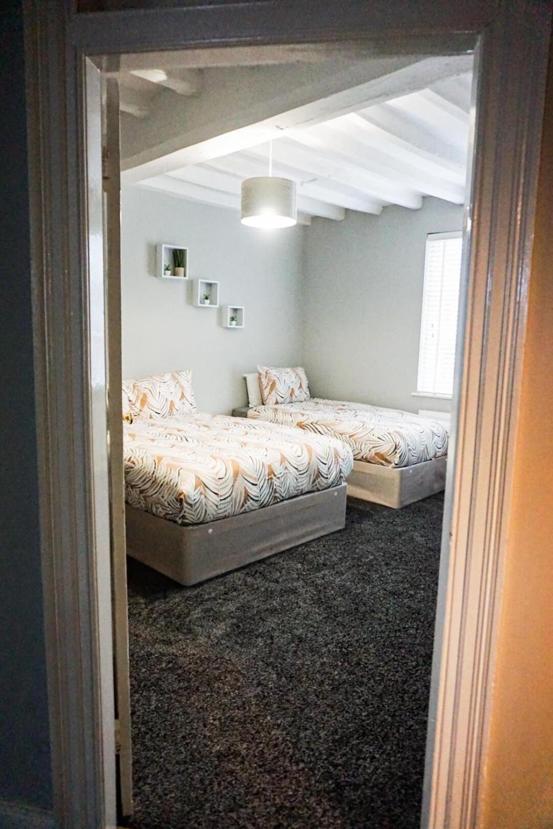 Family Room with Shared Bathroom photo 2