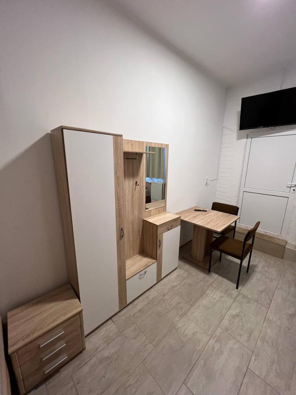 Double Room with Private Bathroom - Photo 2