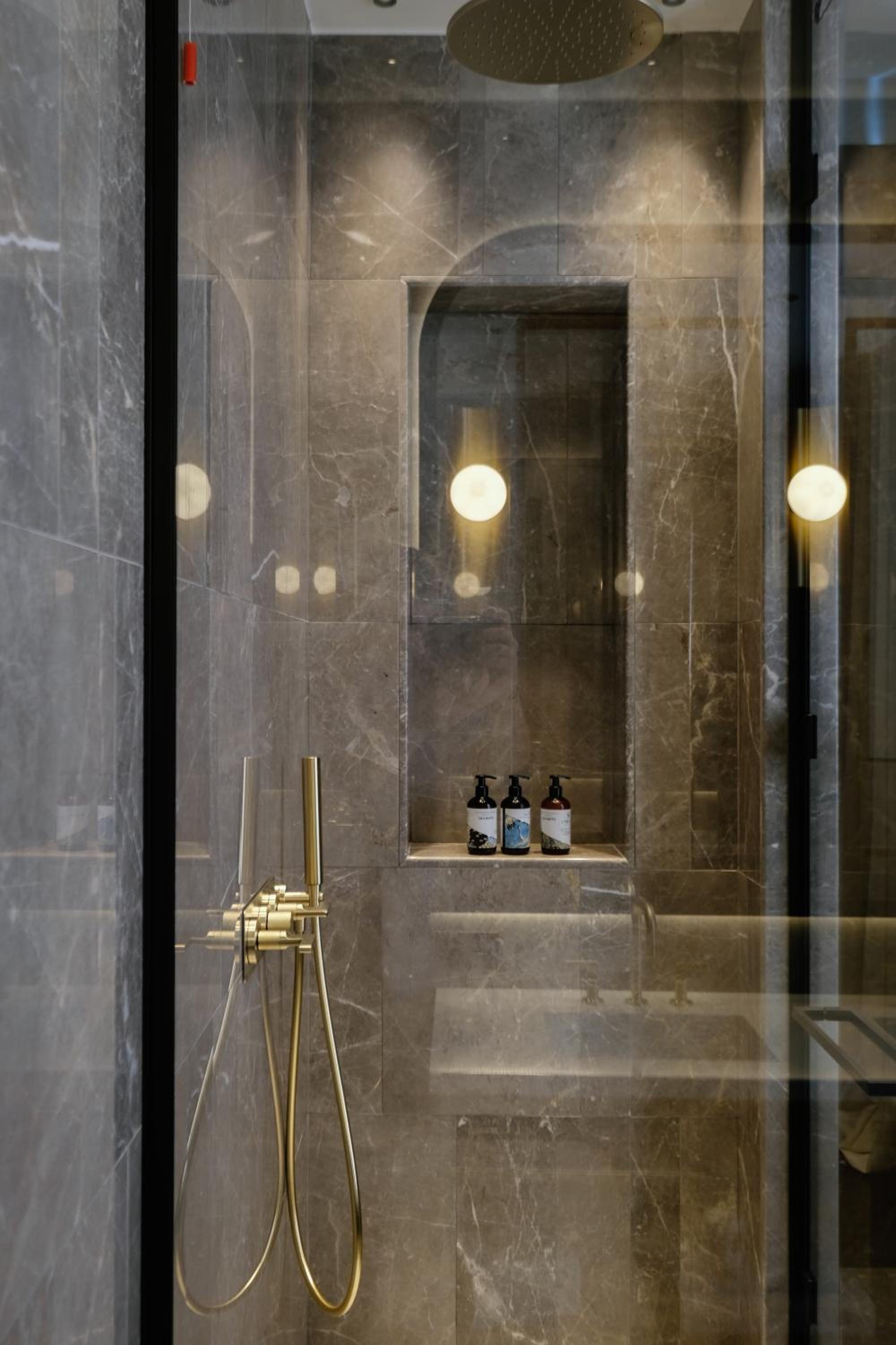 Superior Apartment thumbnail 6