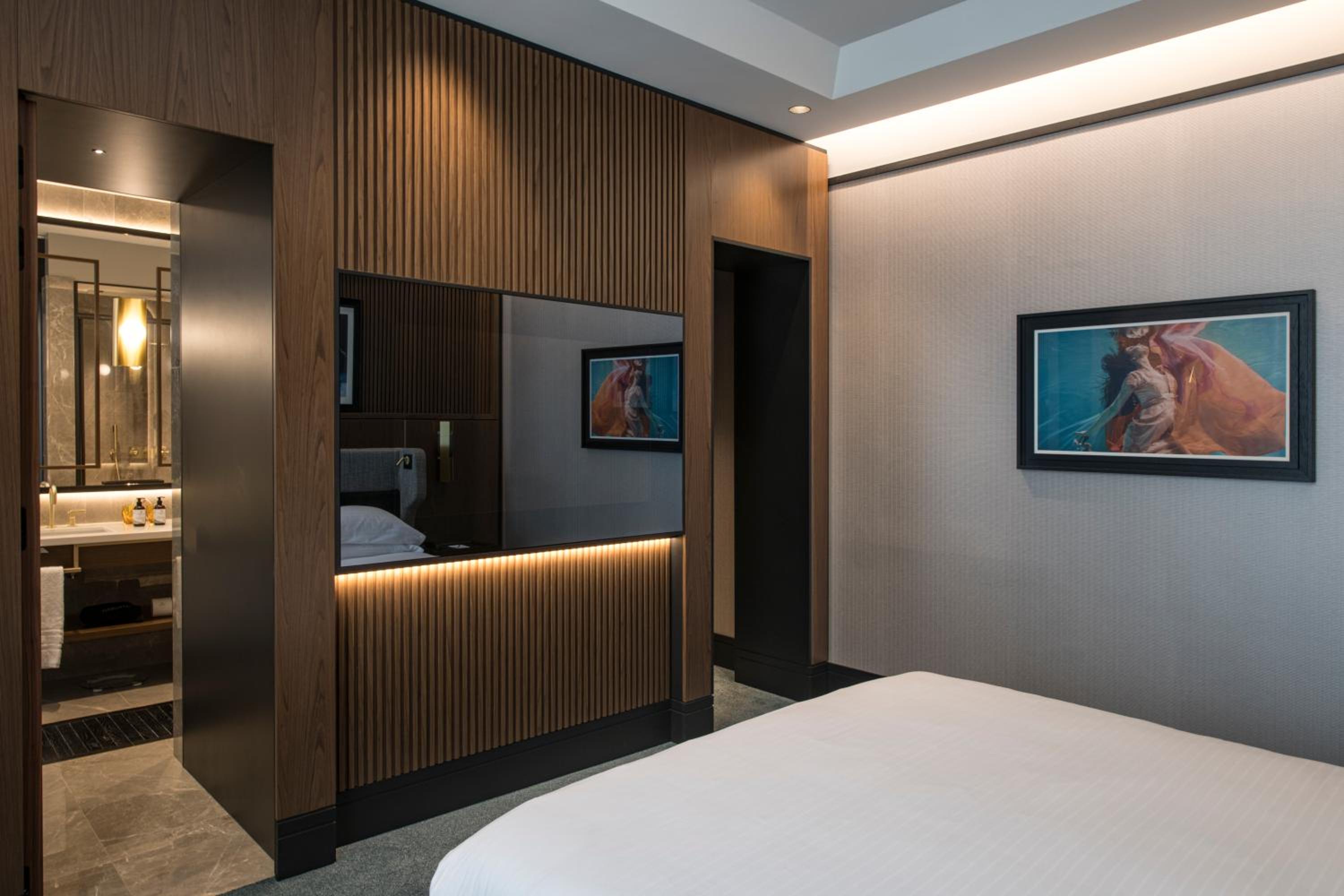 Superior Double Room thumbnail 5