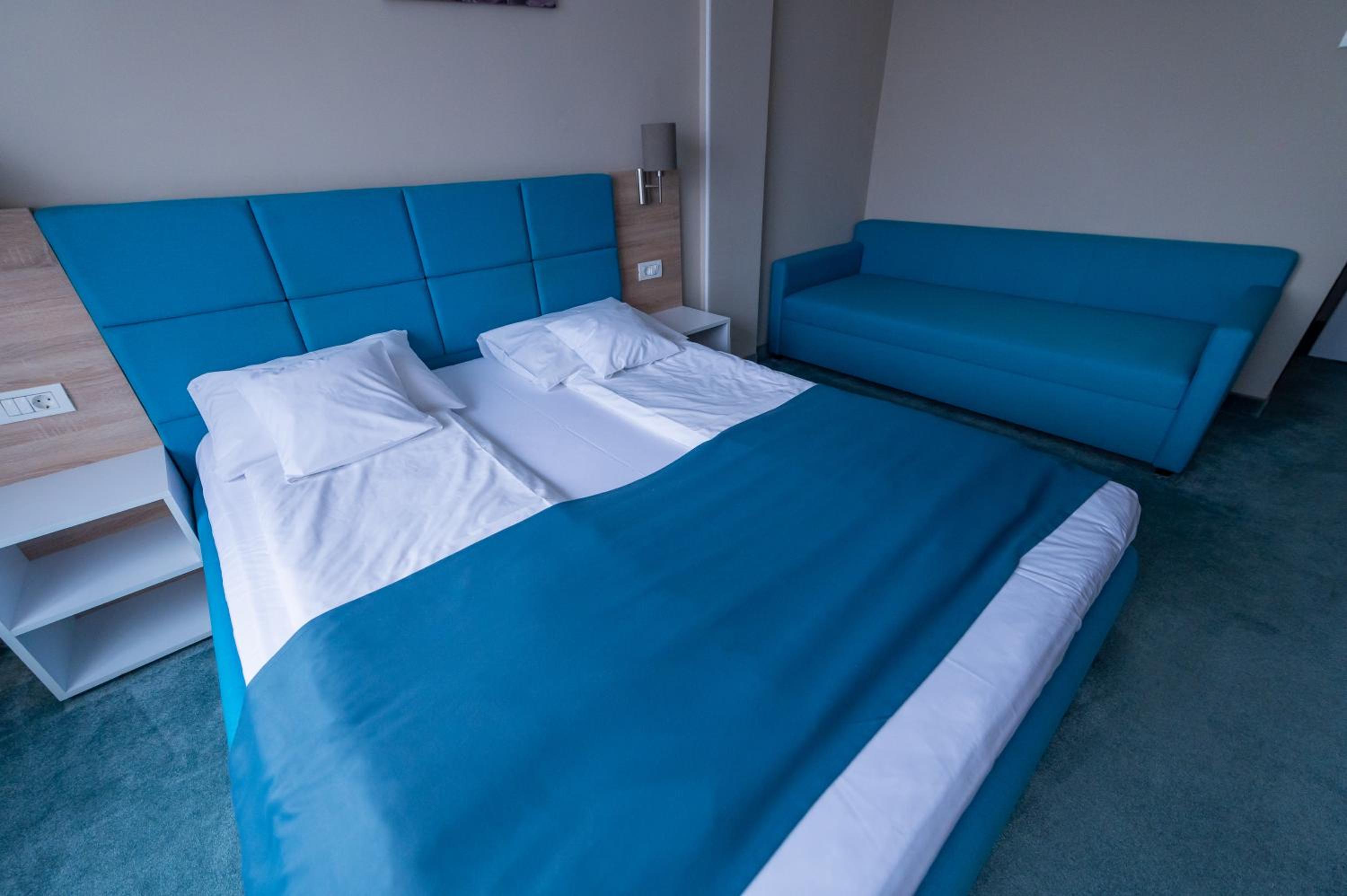 Deluxe Family Room (2 Adults + 1 Child) - Photo 6