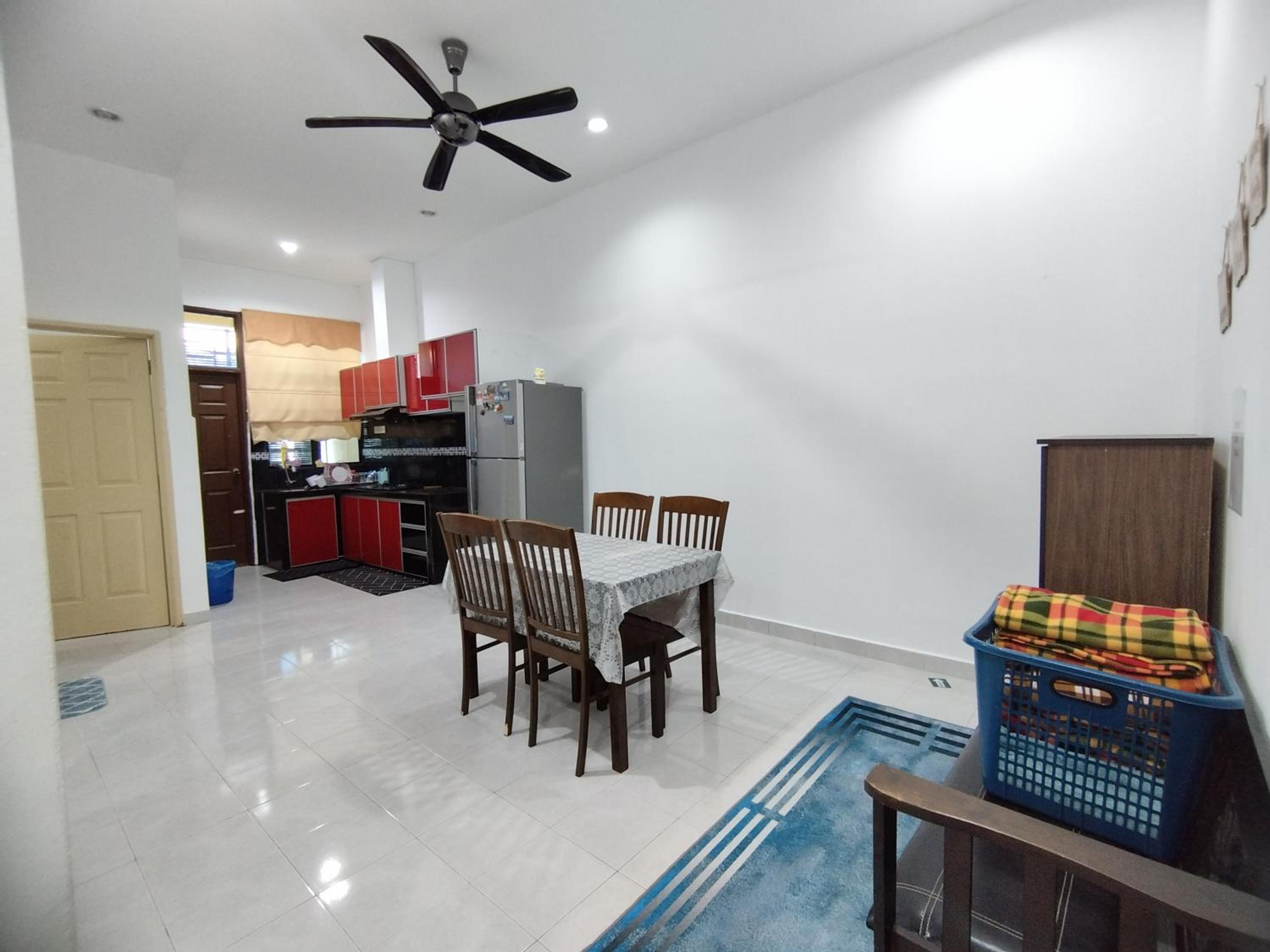 Three-Bedroom House photo 3