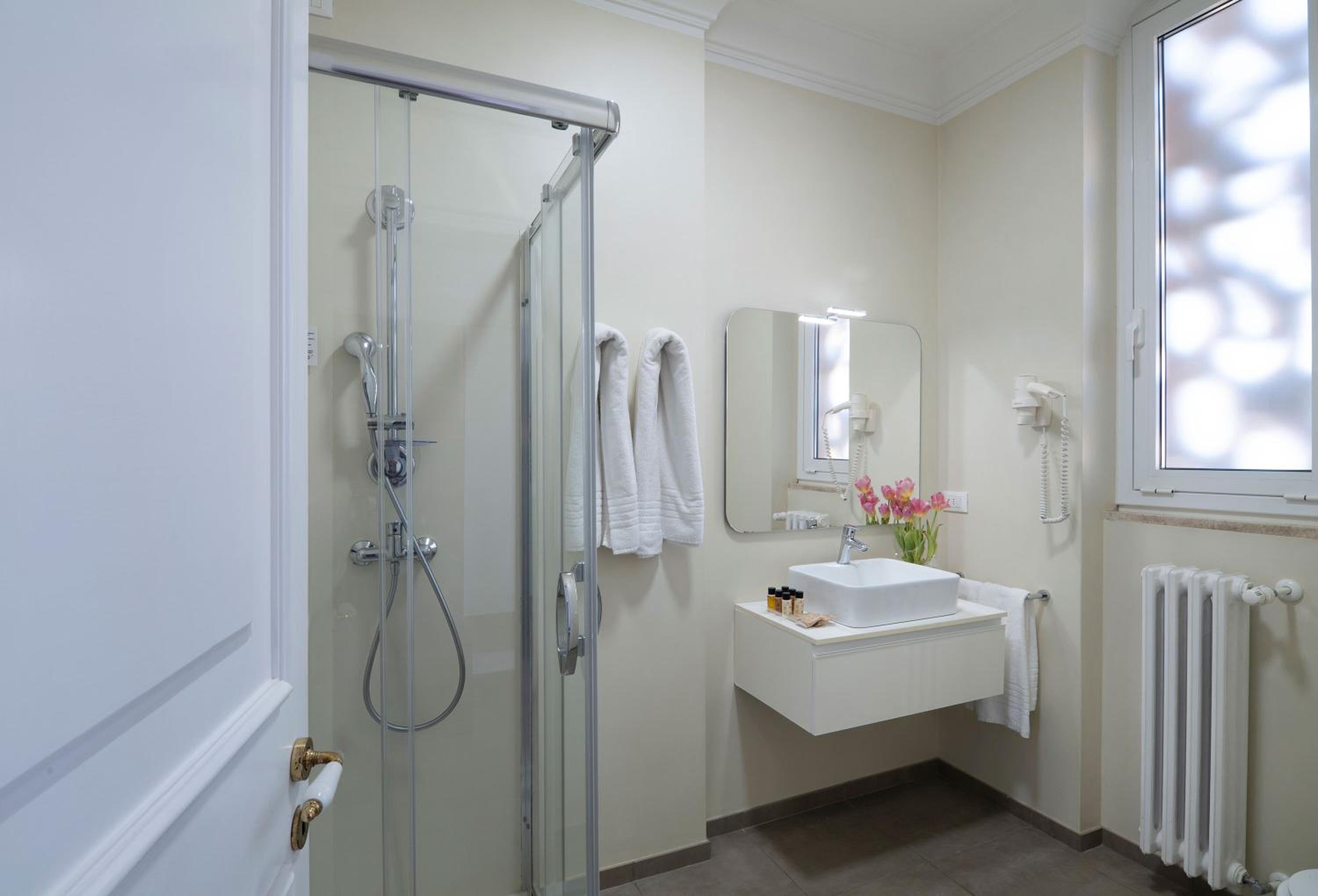 Deluxe Double or Twin Room - Photo 9