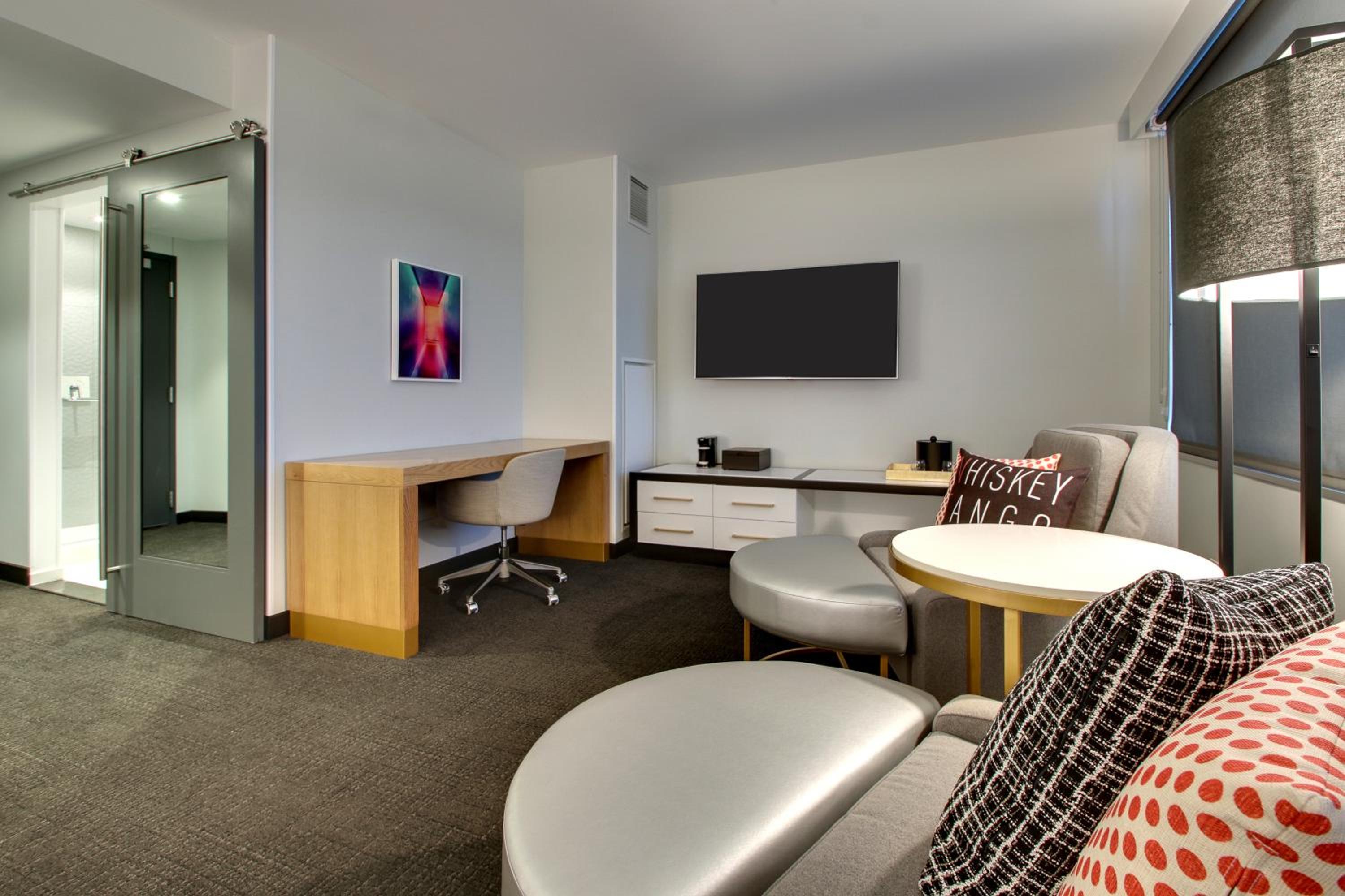 Premium King Room - Photo 5