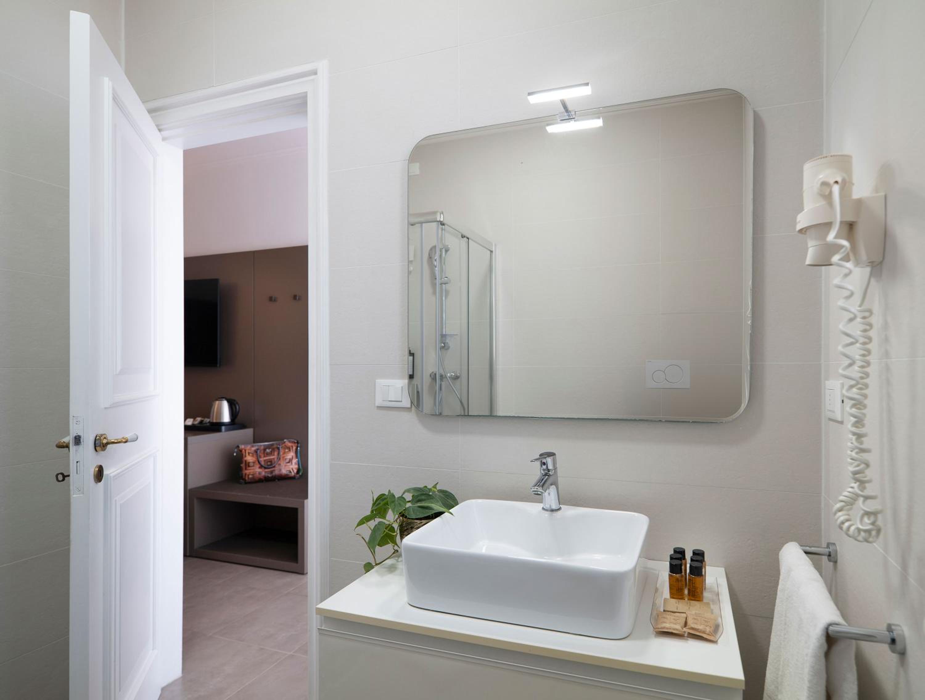 Superior Double or Twin Room - Photo 5
