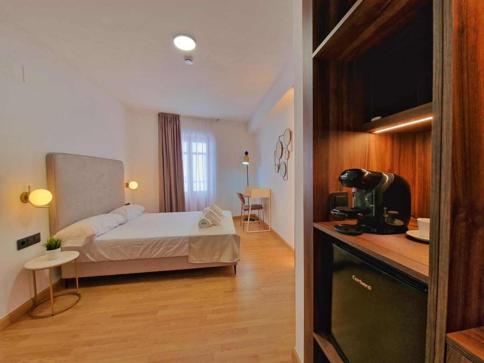 Standard Queen Room - Photo 12