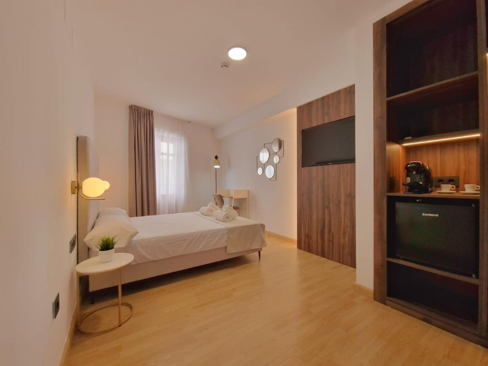 Standard Queen Room - Photo 11