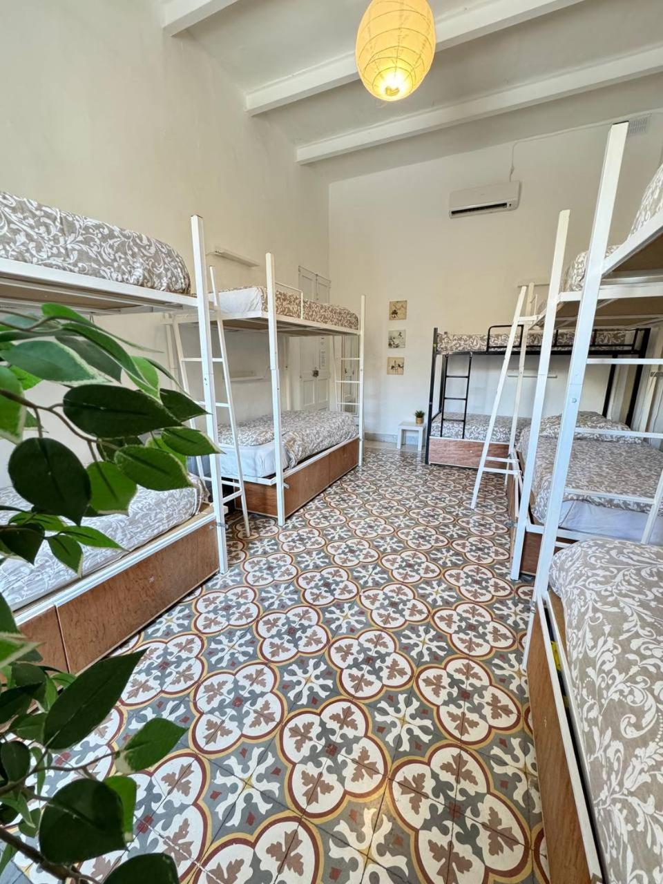 Posto Letto in Dormitorio Misto con 8 Letti