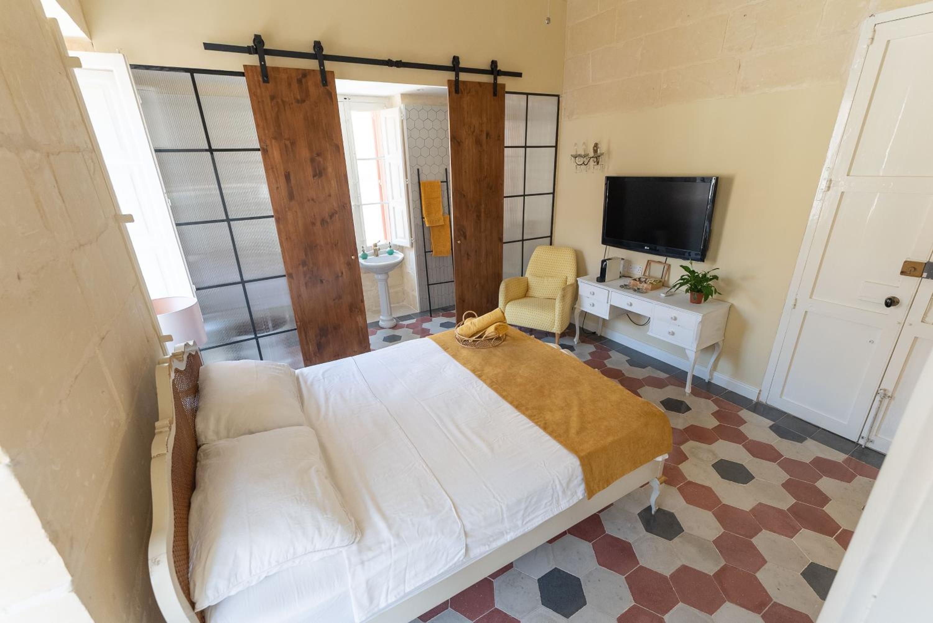 Queen Room with Balcony photo 3