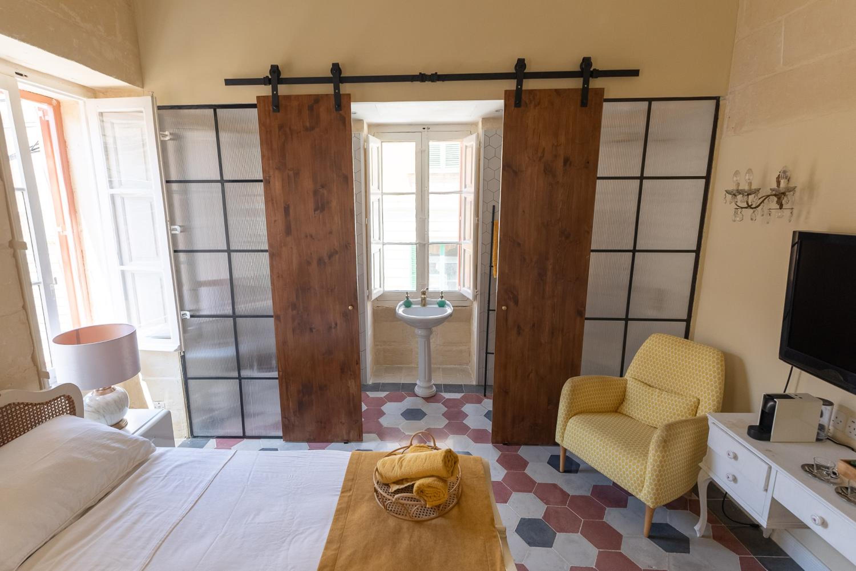 Queen Room with Balcony photo 2